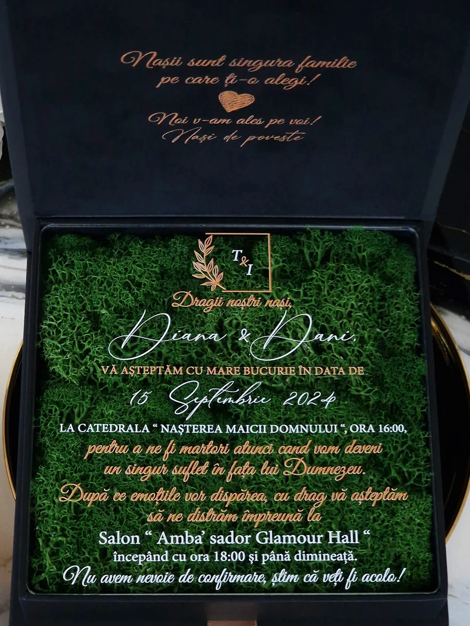 Cutie luxury pentru invitatia de nunta, realizata manual cu interior din catifea premium de la celebra casa Prelle si decorat cu licheni stabilizati Verdissimo.