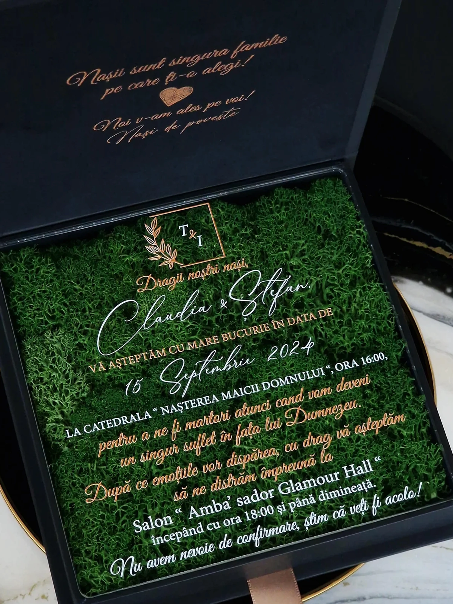 Cutie luxury pentru invitatia de nunta, realizata manual cu interior din catifea premium de la celebra casa Prelle si decorat cu licheni stabilizati Verdissimo.