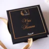 Cutie luxury din colectia Maison Prestige pentru invitatia de nunta, realizata manual cu interior din catifea premium de la celebra casa Prelle si decorat cu licheni stabilizati Verdissimo.