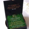 Cutie luxury din colectia Maison Prestige pentru invitatia de nunta, realizata manual cu interior din catifea premium de la celebra casa Prelle si decorat cu licheni stabilizati Verdissimo.