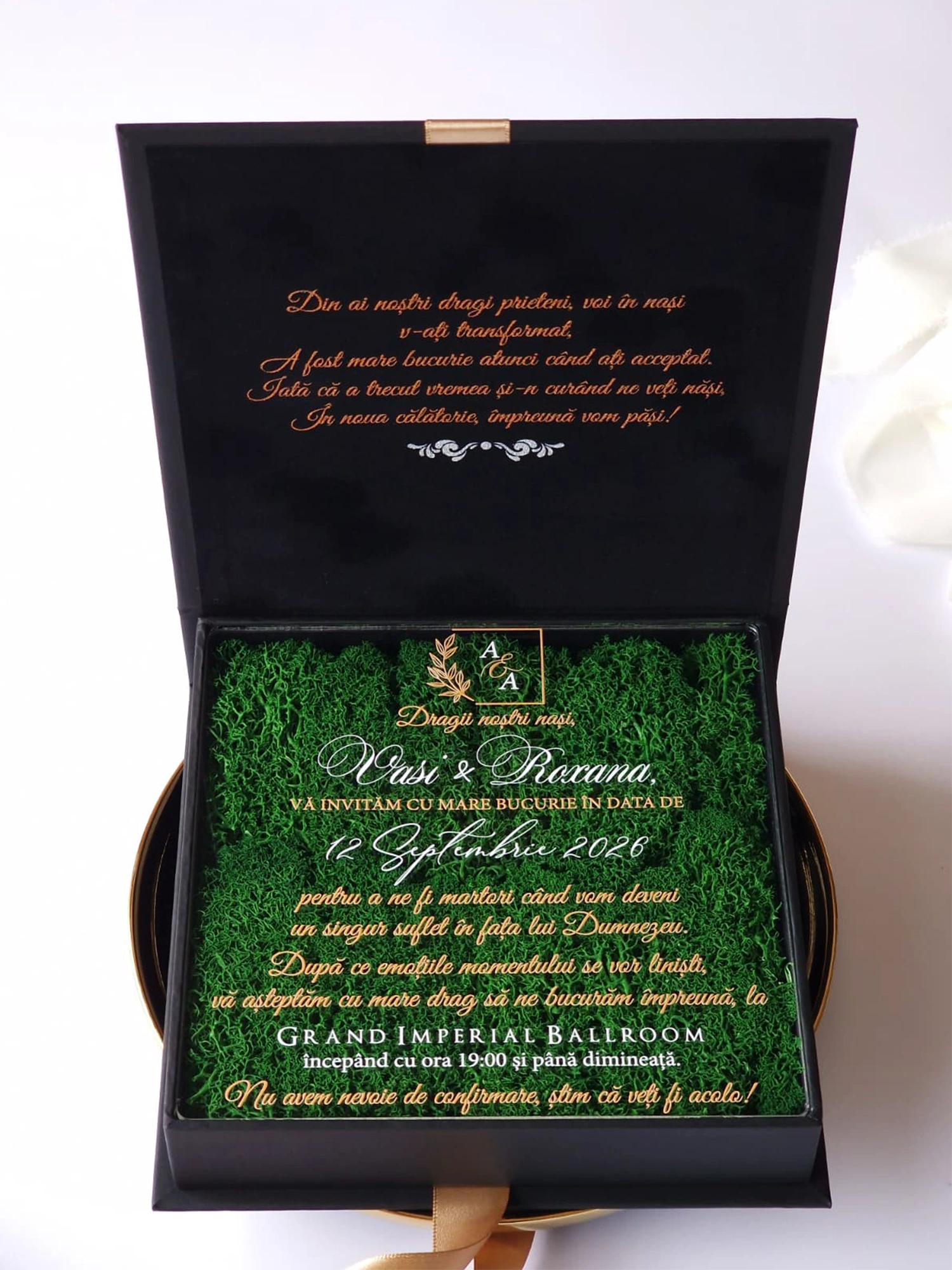Cutie luxury din colectia Maison Prestige pentru invitatia de nunta, realizata manual cu interior din catifea premium de la celebra casa Prelle si decorat cu licheni stabilizati Verdissimo.