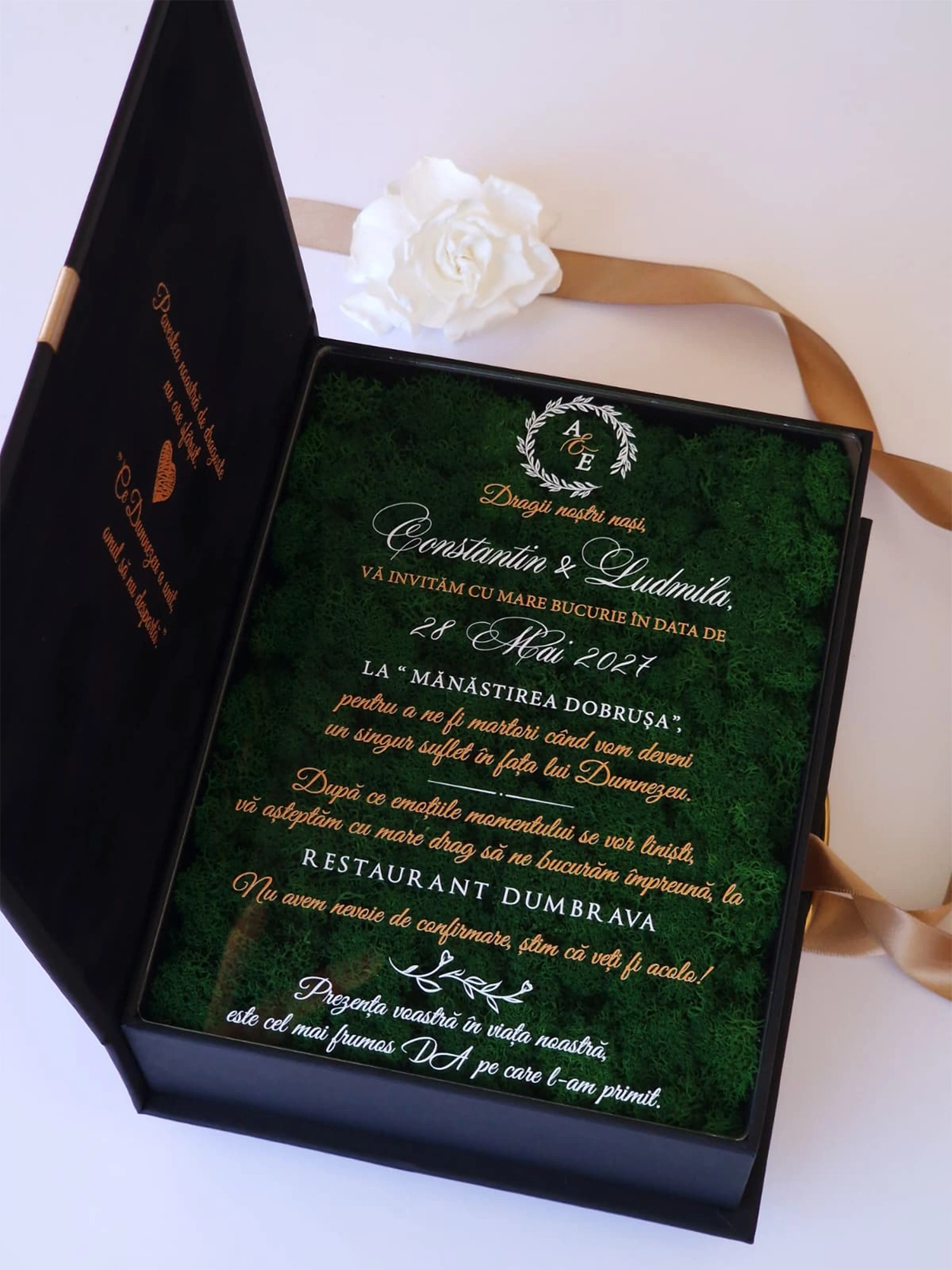 Cutie luxury pentru invitatia de nunta, realizata manual cu interior din catifea premium de la celebra casa Prelle si decorat cu licheni stabilizati Verdissimo.