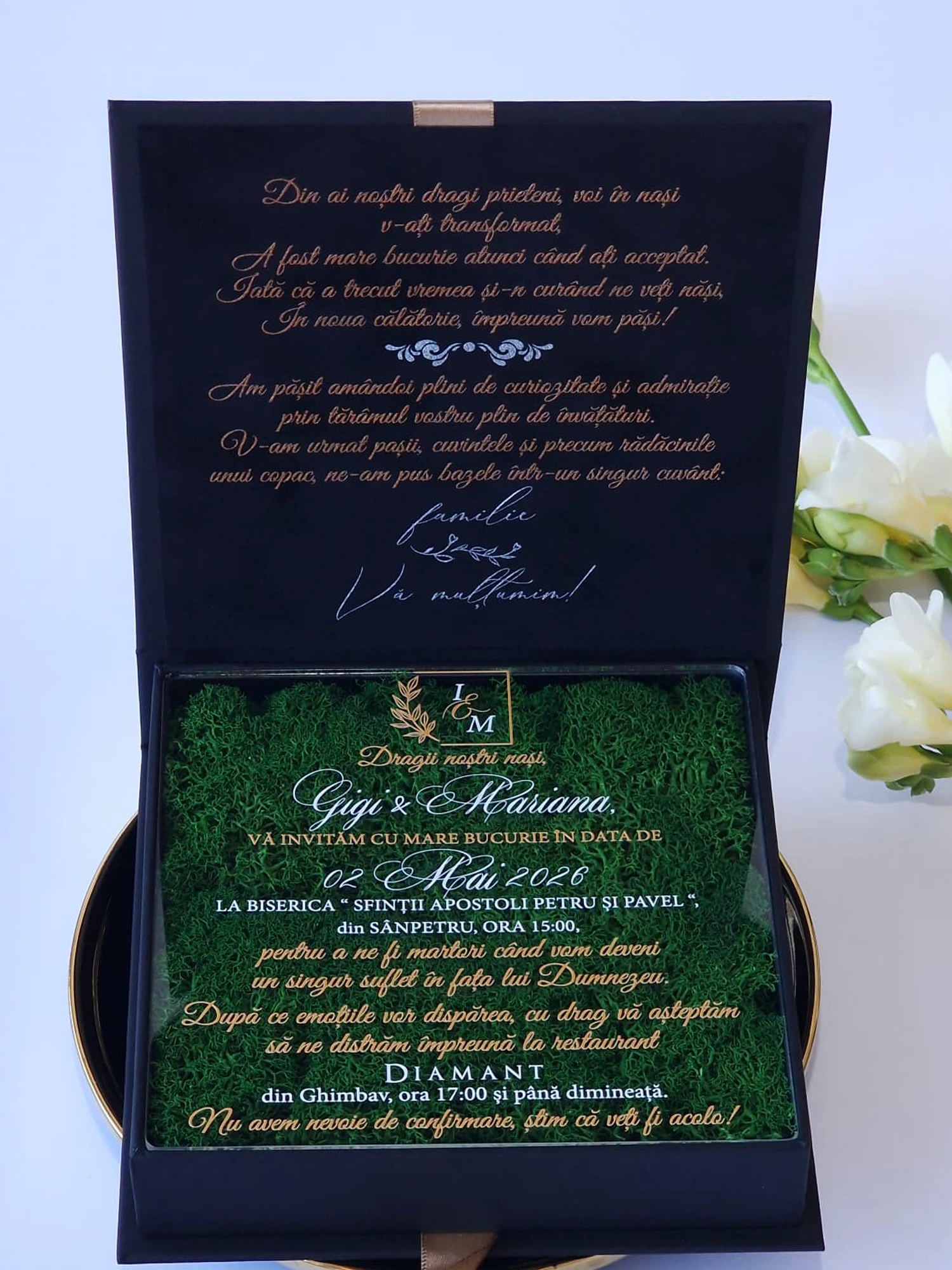 Cutie luxury pentru invitatia de nunta, realizata manual cu interior din catifea premium de la celebra casa Prelle si decorat cu licheni stabilizati Verdissimo.