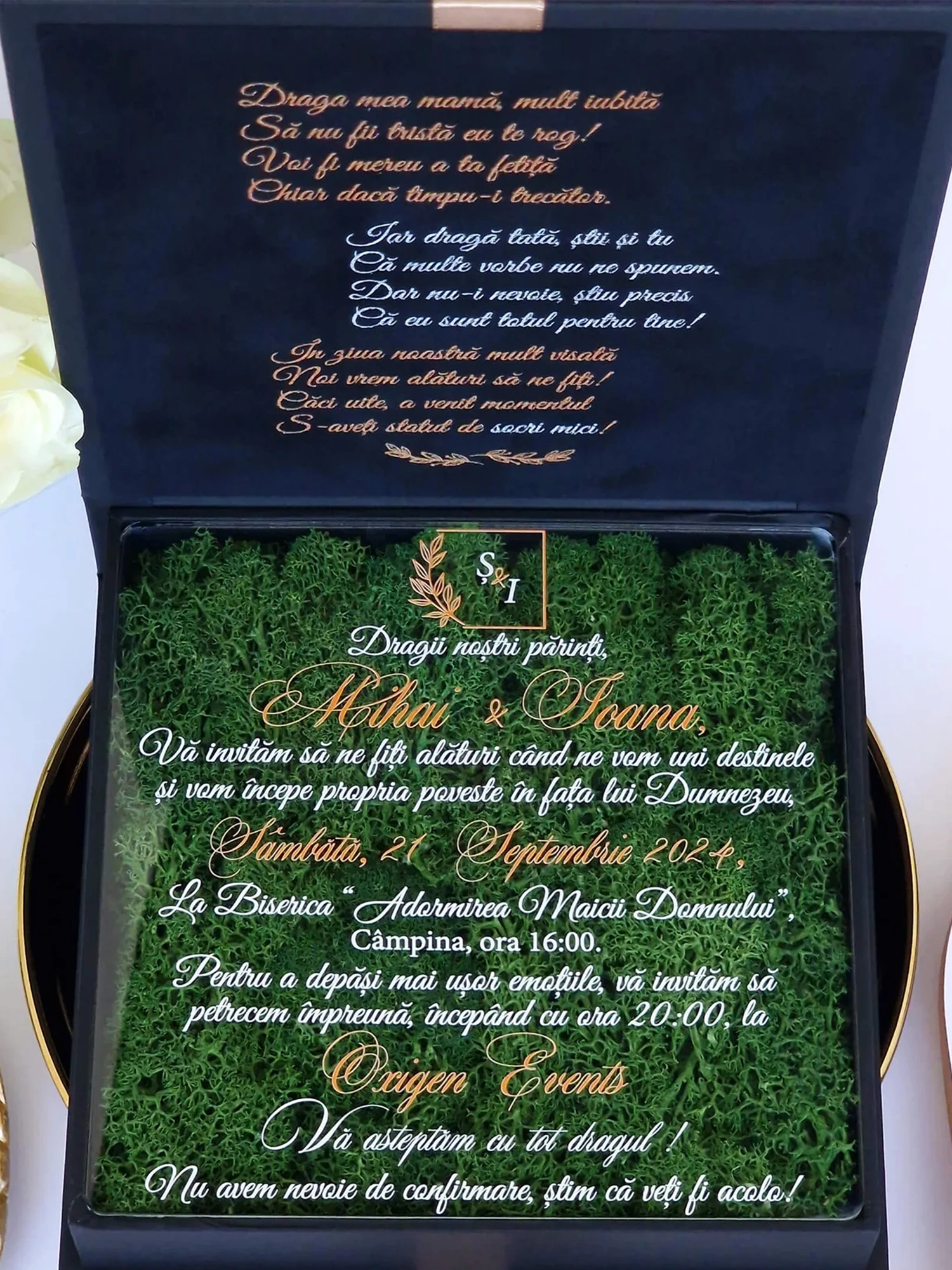 Cutie luxury pentru invitatia de nunta, realizata manual cu interior din catifea premium de la celebra casa Prelle si decorat cu licheni stabilizati Verdissimo.