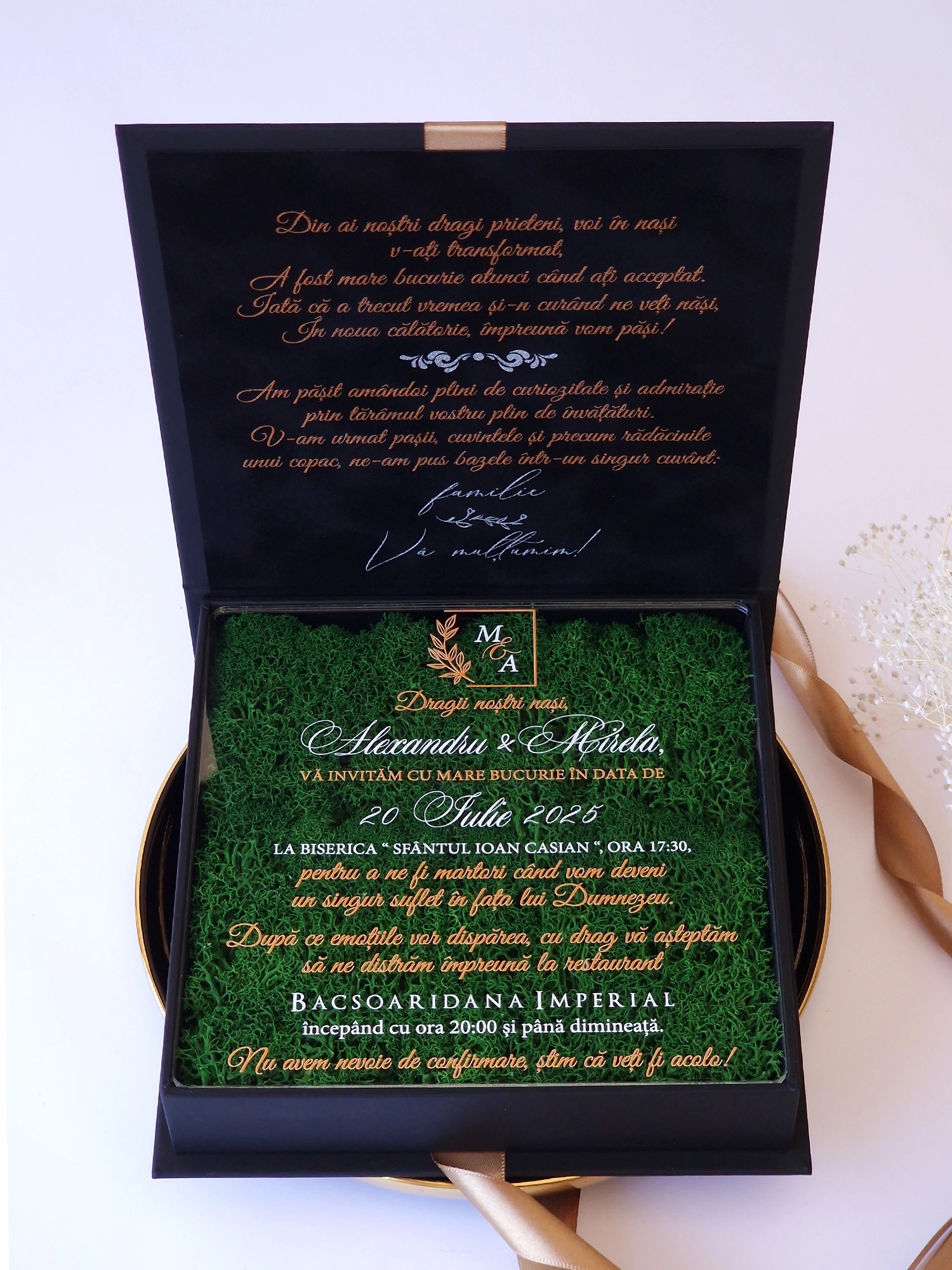 Cutie luxury pentru invitatia de nunta, realizata manual cu interior din catifea premium de la celebra casa Prelle si decorat cu licheni stabilizati Verdissimo.