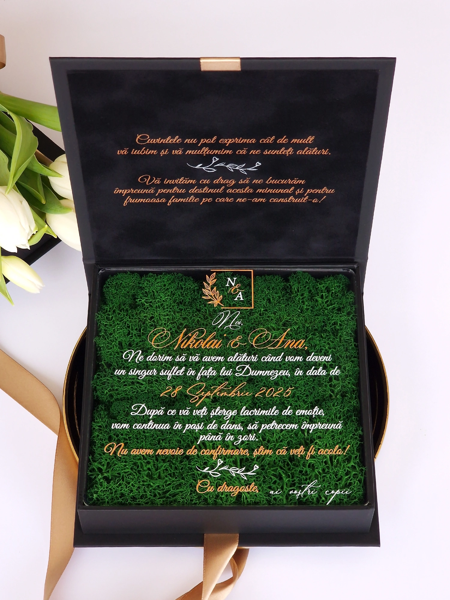 Cutie luxury pentru invitatia de nunta, realizata manual cu interior din catifea premium de la celebra casa Prelle si decorat cu licheni stabilizati Verdissimo.