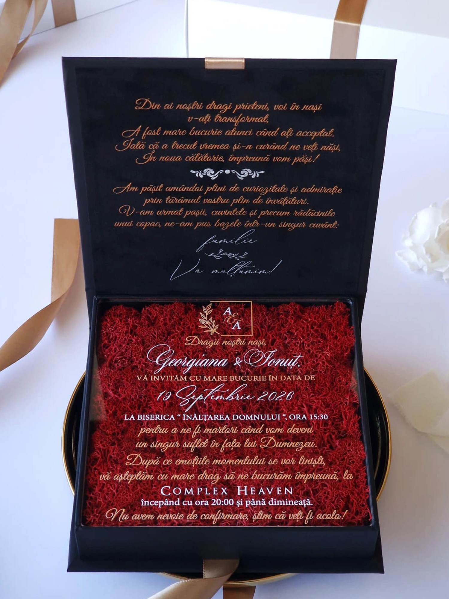 Cutie luxury pentru invitatia de nunta, realizata manual cu interior din catifea premium de la celebra casa Prelle si decorat cu licheni stabilizati Verdissimo.
