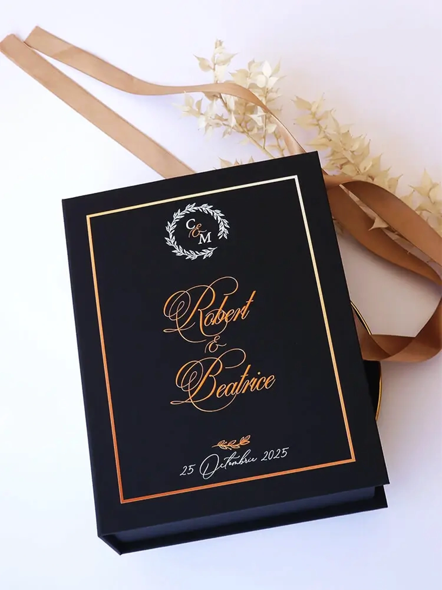 Cutie de cerere pentru nașii de cununie din colecția Black Couture Éternité Speciale, decorata cu licheni stabilizati si catifea premium.
