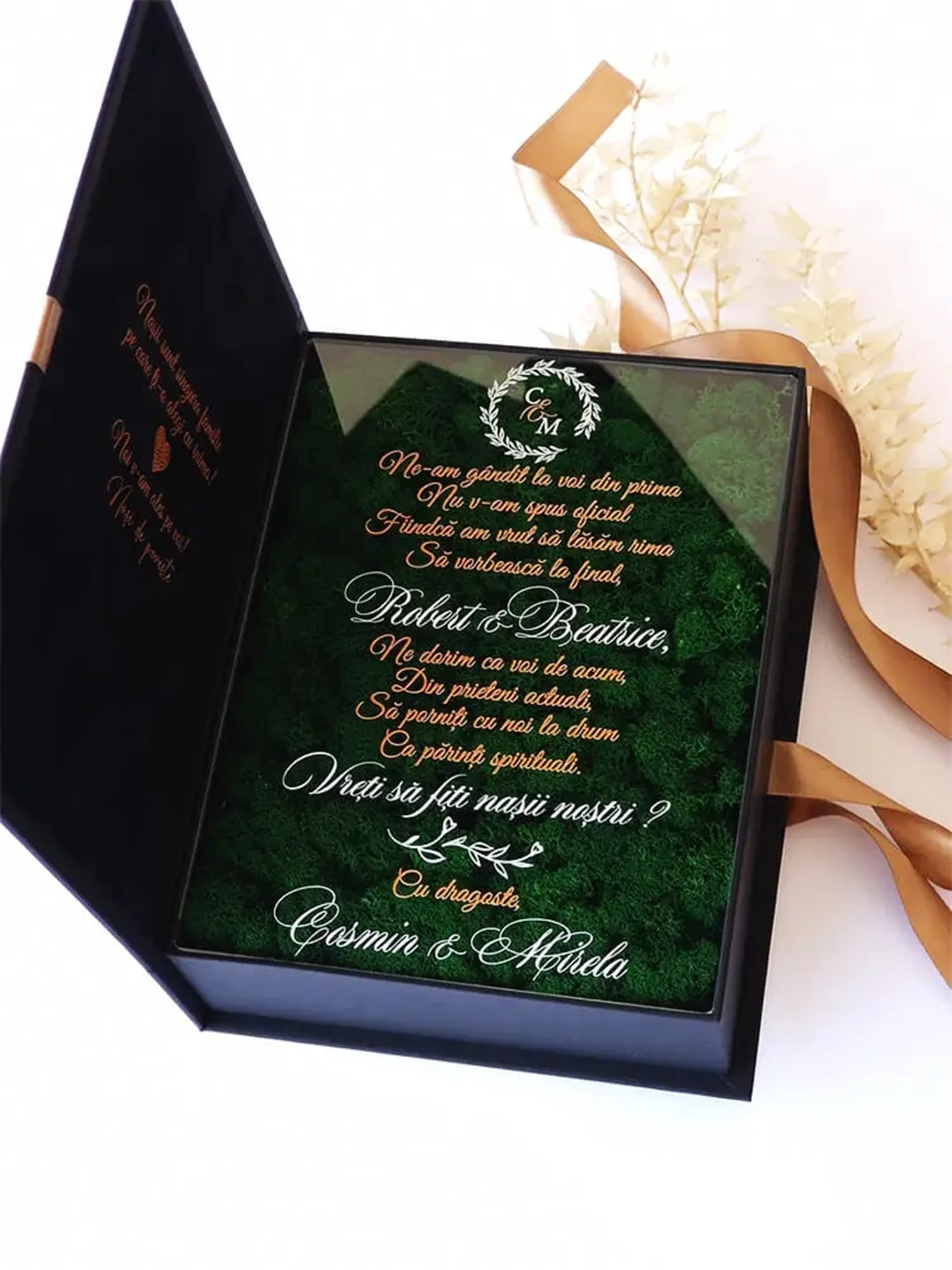 Cutie de cerere pentru nașii de cununie din colecția Black Couture Éternité Speciale, decorata cu licheni stabilizati si catifea premium.