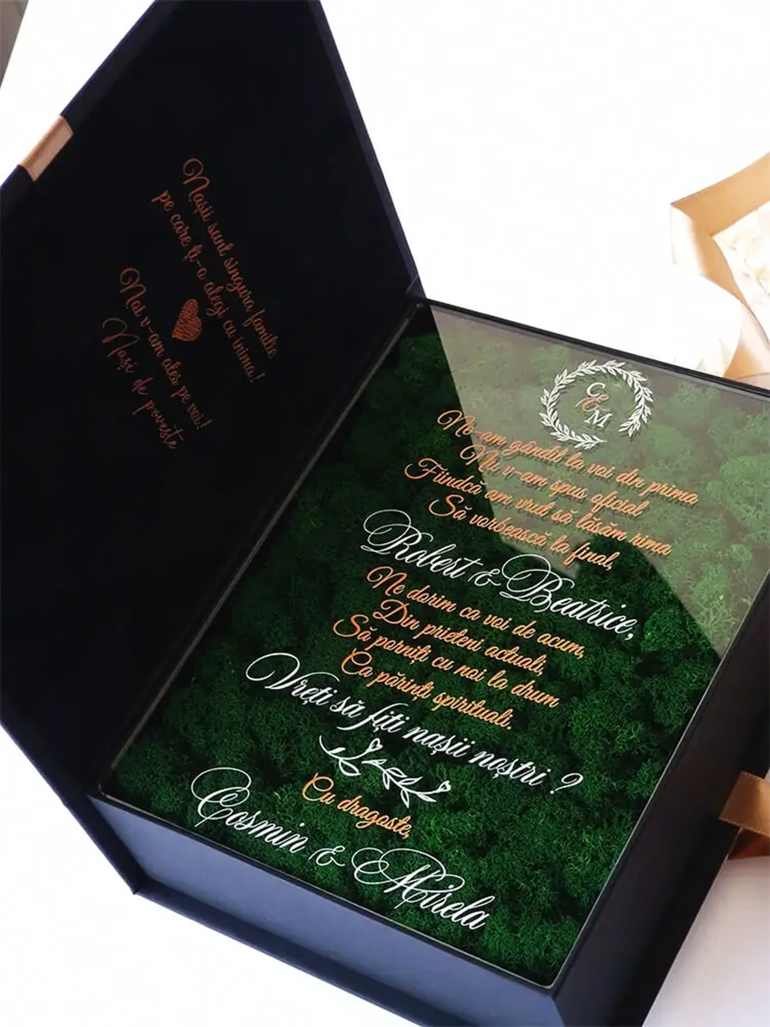 Cutie de cerere pentru nașii de cununie din colecția Black Couture Éternité Speciale, decorata cu licheni stabilizati si catifea premium.
