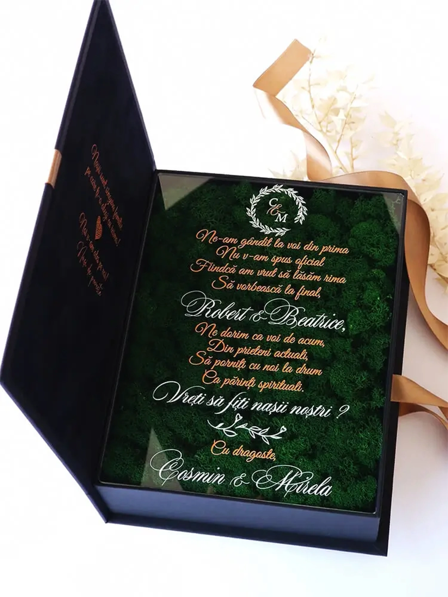 Cutie de cerere pentru nașii de cununie din colecția Black Couture Éternité Speciale, decorata cu licheni stabilizati si catifea premium.
