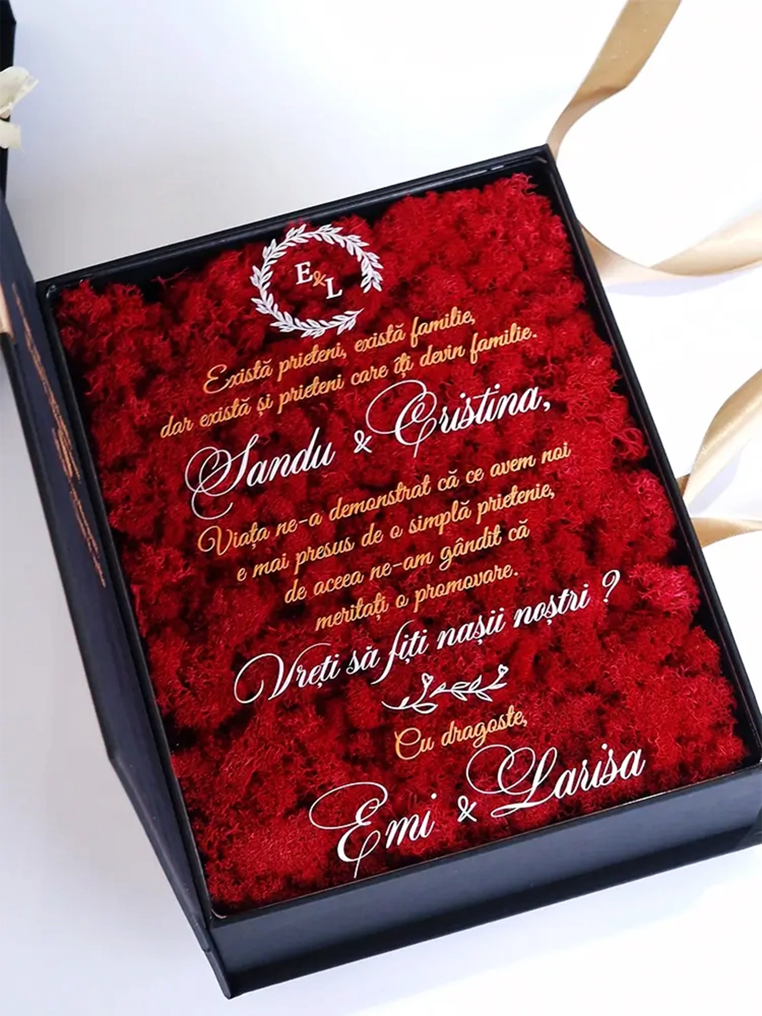 Cutie de cerere pentru nașii de cununie din colecția Black Couture Éternité Speciale, decorata cu licheni stabilizati si catifea premium.
