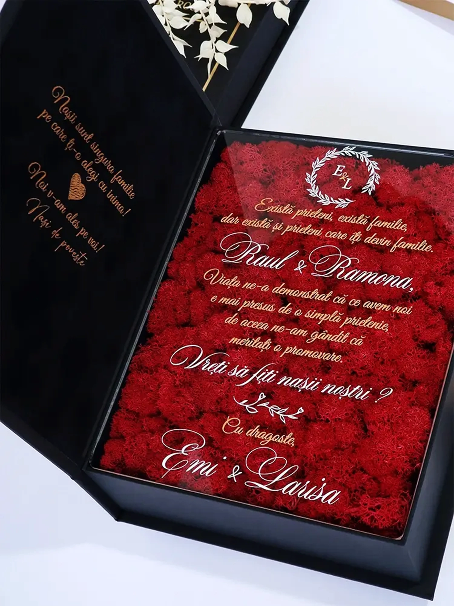 Cutie de cerere pentru nașii de cununie din colecția Black Couture Éternité Speciale, decorata cu licheni stabilizati si catifea premium.