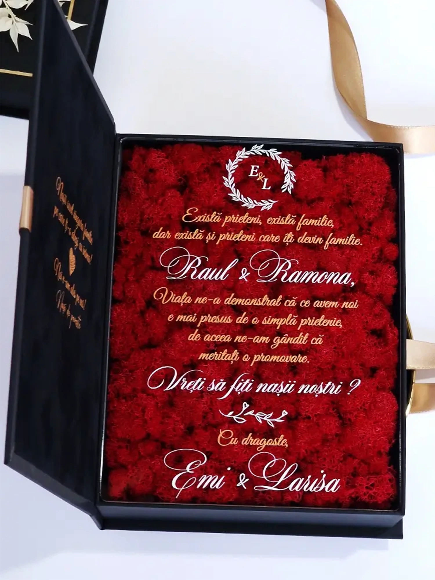 Cutie de cerere pentru nașii de cununie din colecția Black Couture Éternité Speciale, decorata cu licheni stabilizati si catifea premium.