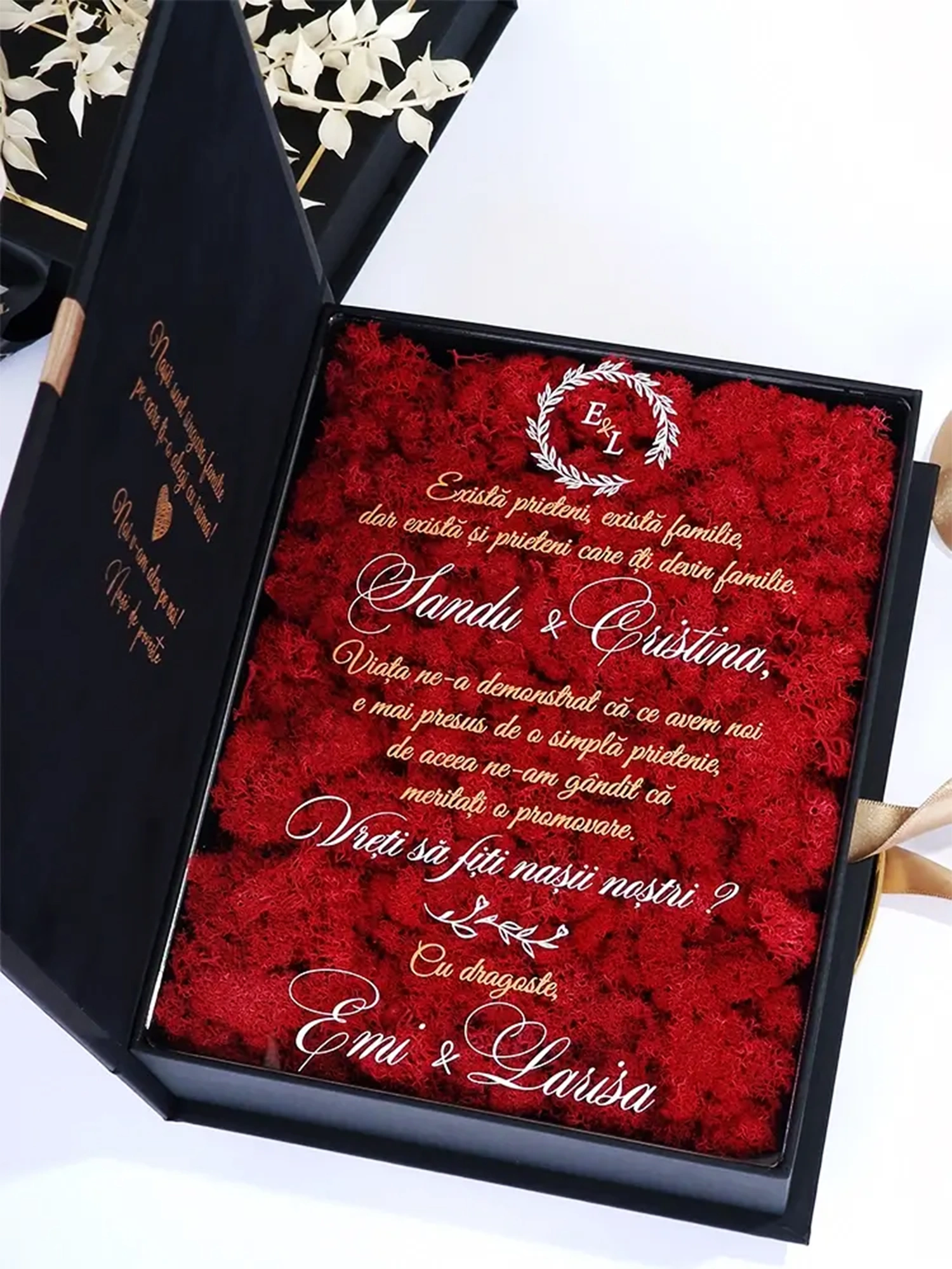 Cutie de cerere pentru nașii de cununie din colecția Black Couture Éternité Speciale, decorata cu licheni stabilizati si catifea premium.