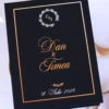 Cutie de cerere pentru nașii de cununie din colecția Black Couture Éternité Speciale, decorata cu licheni stabilizati si catifea premium.