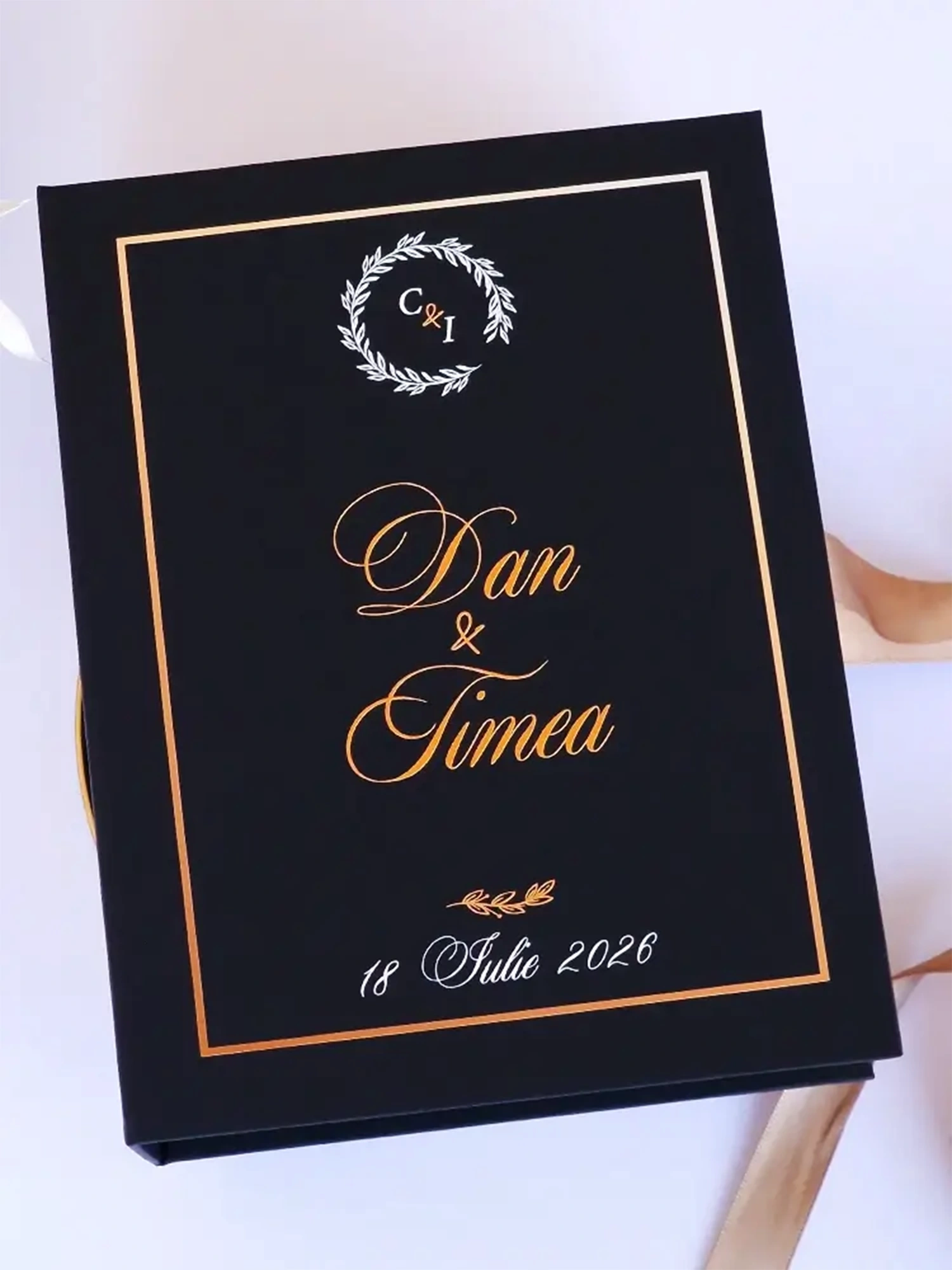 Cutie de cerere pentru nașii de cununie din colecția Black Couture Éternité Speciale, decorata cu licheni stabilizati si catifea premium.