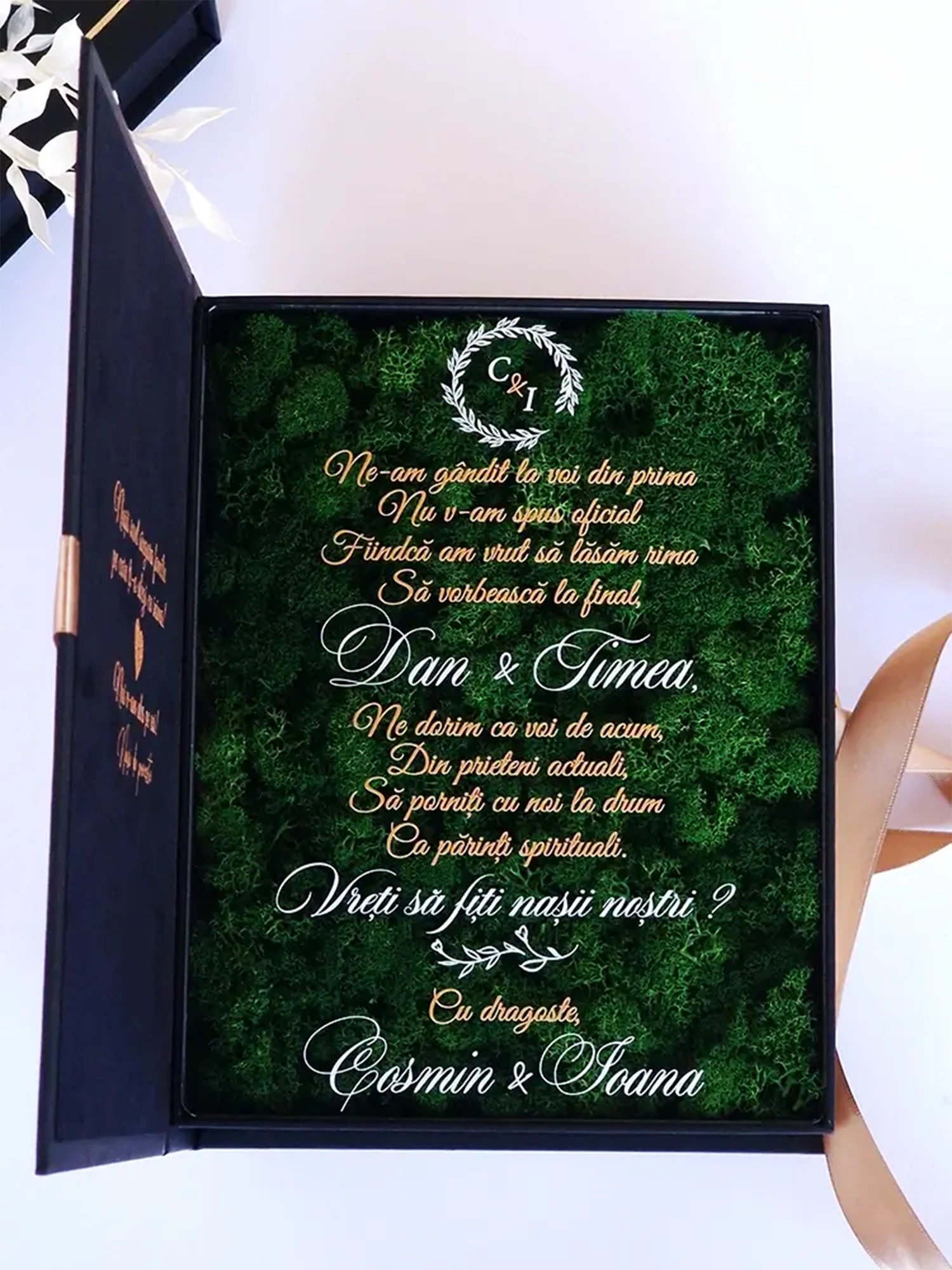 Cutie de cerere pentru nașii de cununie din colecția Black Couture Éternité Speciale, decorata cu licheni stabilizati si catifea premium.