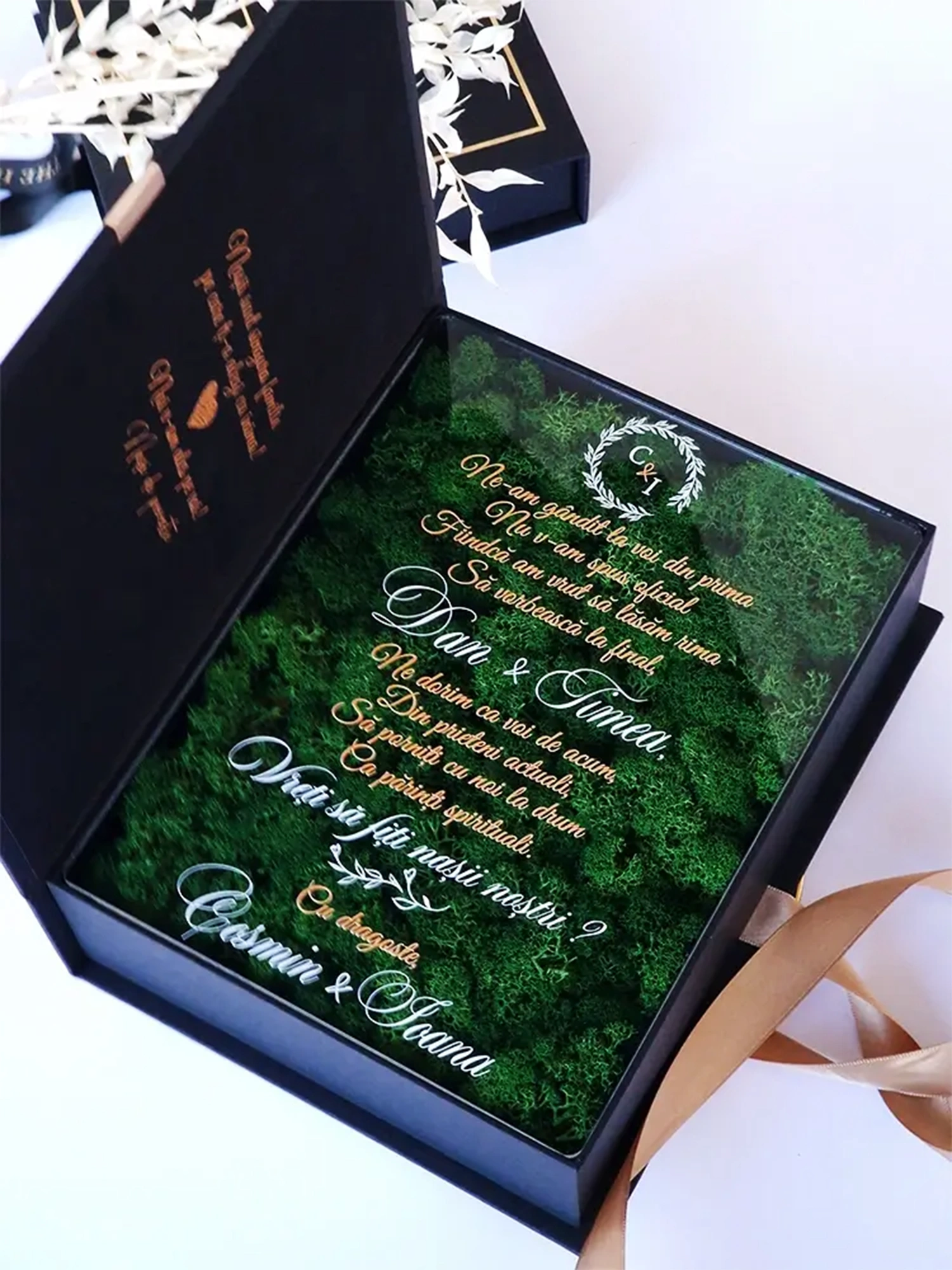 Cutie de cerere pentru nașii de cununie din colecția Black Couture Éternité Speciale, decorata cu licheni stabilizati si catifea premium.