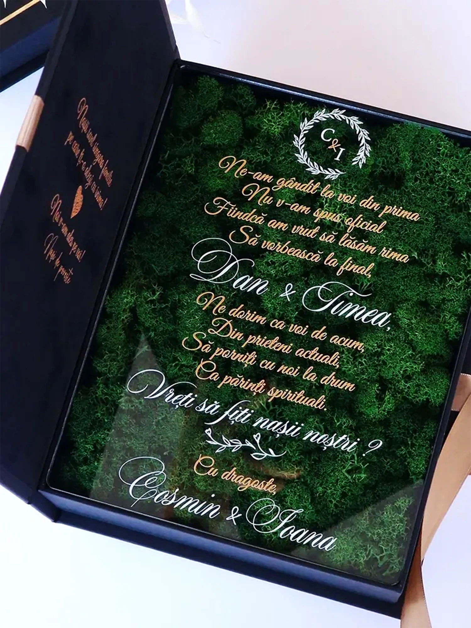 Cutie de cerere pentru nașii de cununie din colecția Black Couture Éternité Speciale, decorata cu licheni stabilizati si catifea premium.