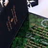 Cutie de cerere pentru nașii de cununie din colecția Black Couture Éternité Speciale, decorata cu licheni stabilizati si catifea premium.