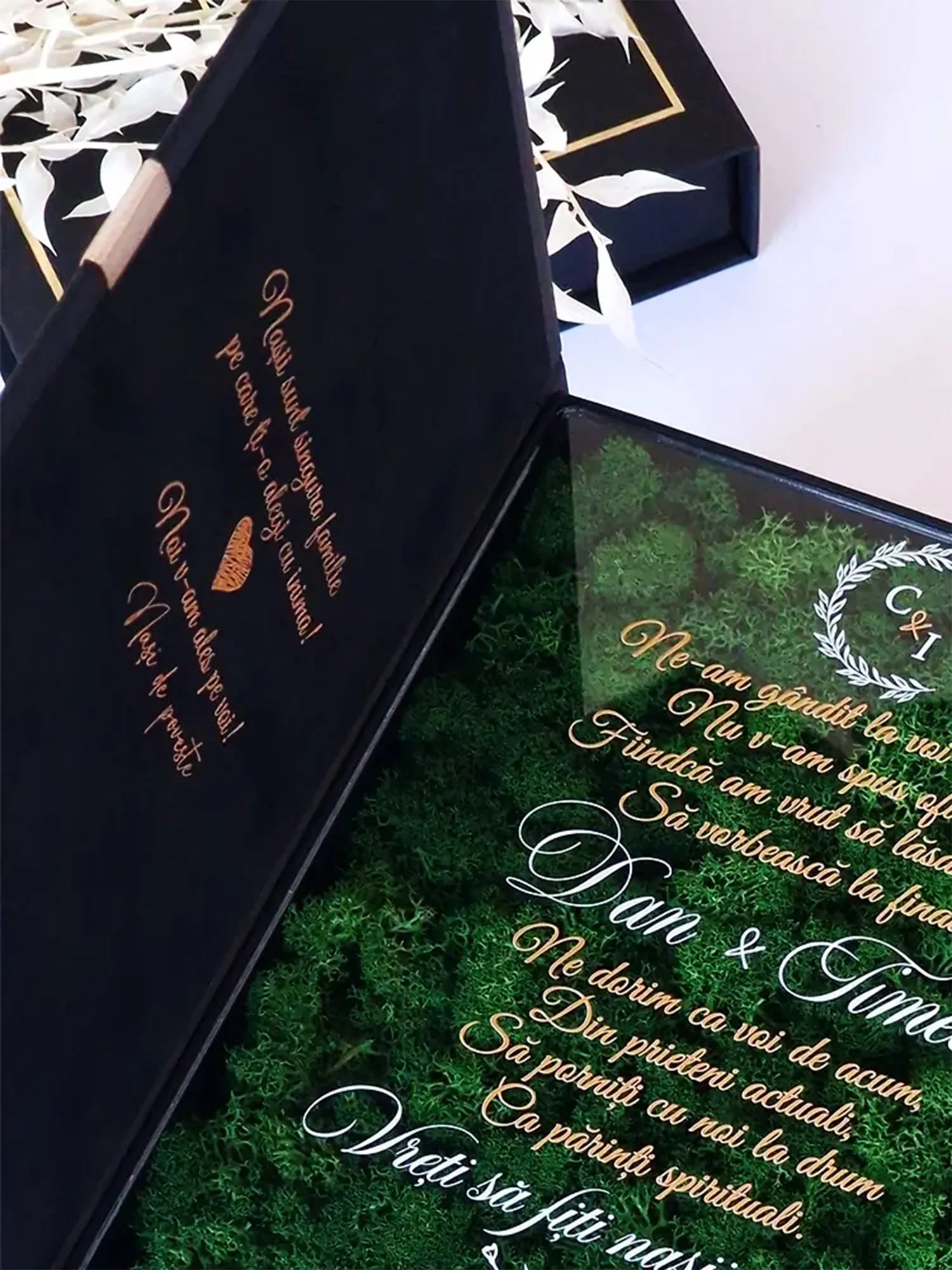 Cutie de cerere pentru nașii de cununie din colecția Black Couture Éternité Speciale, decorata cu licheni stabilizati si catifea premium.