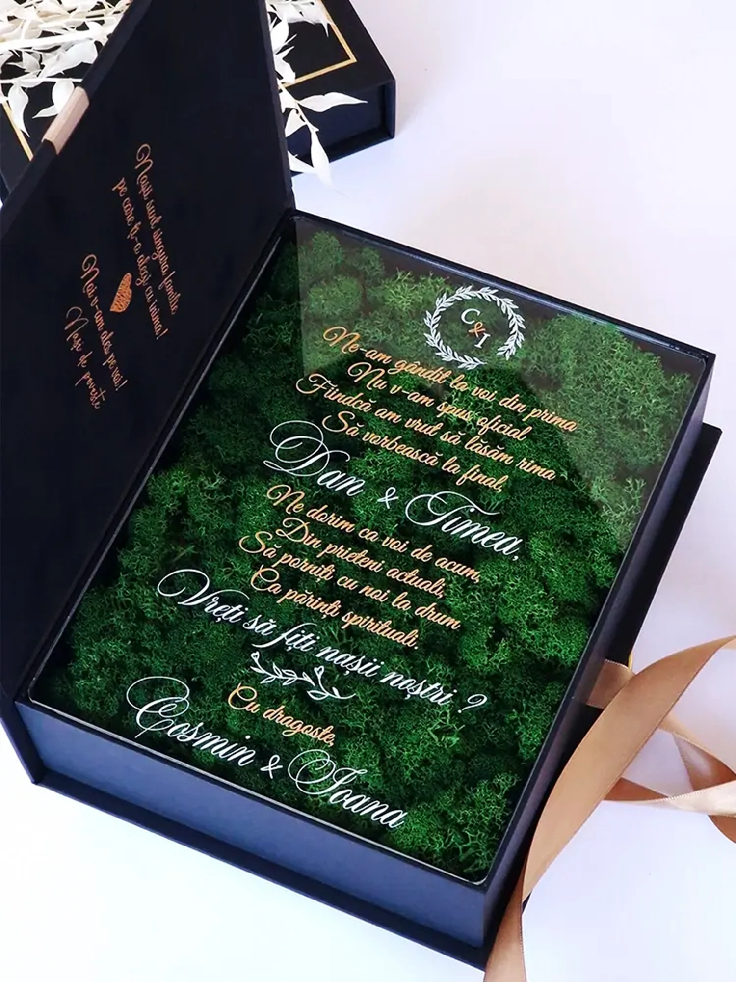 Cutie de cerere pentru nașii de cununie din colecția Black Couture Éternité Speciale, decorata cu licheni stabilizati si catifea premium.