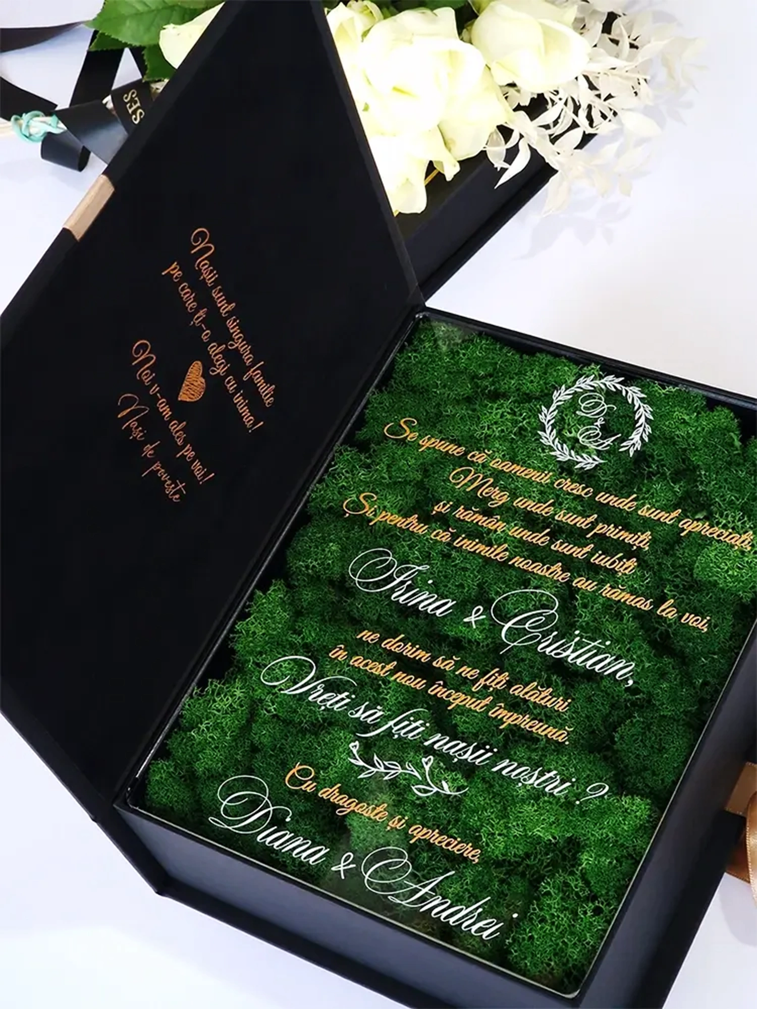 Cutie de cerere pentru nașii de cununie din colecția Black Couture Éternité Speciale, decorata cu licheni stabilizati si catifea premium.