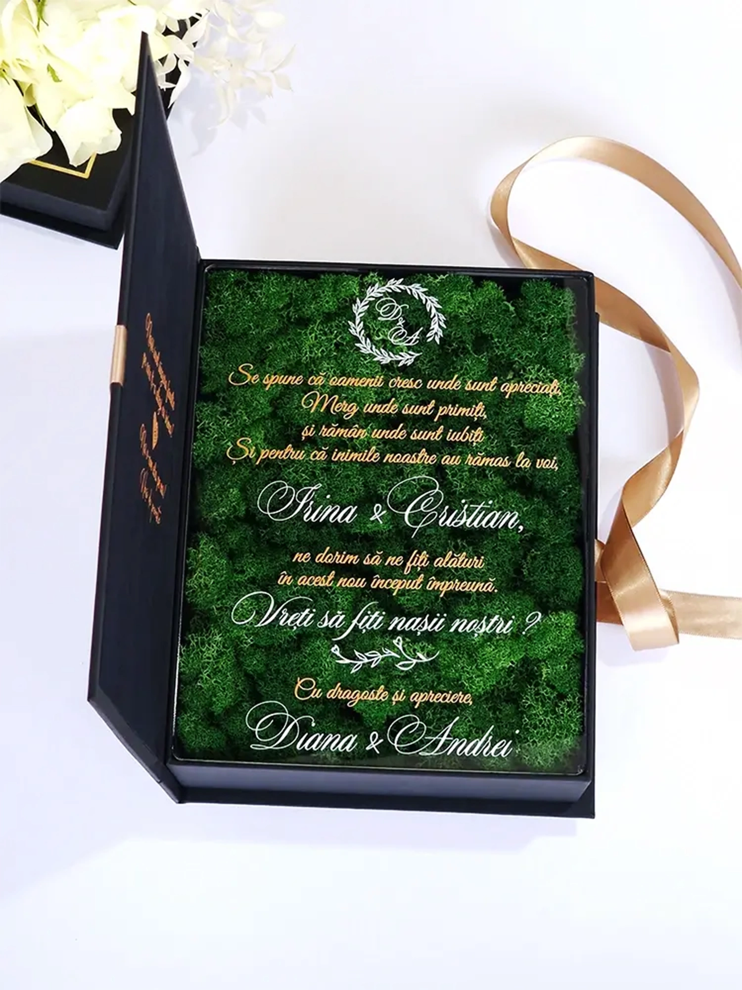 Cutie de cerere pentru nașii de cununie din colecția Black Couture Éternité Speciale, decorata cu licheni stabilizati si catifea premium.