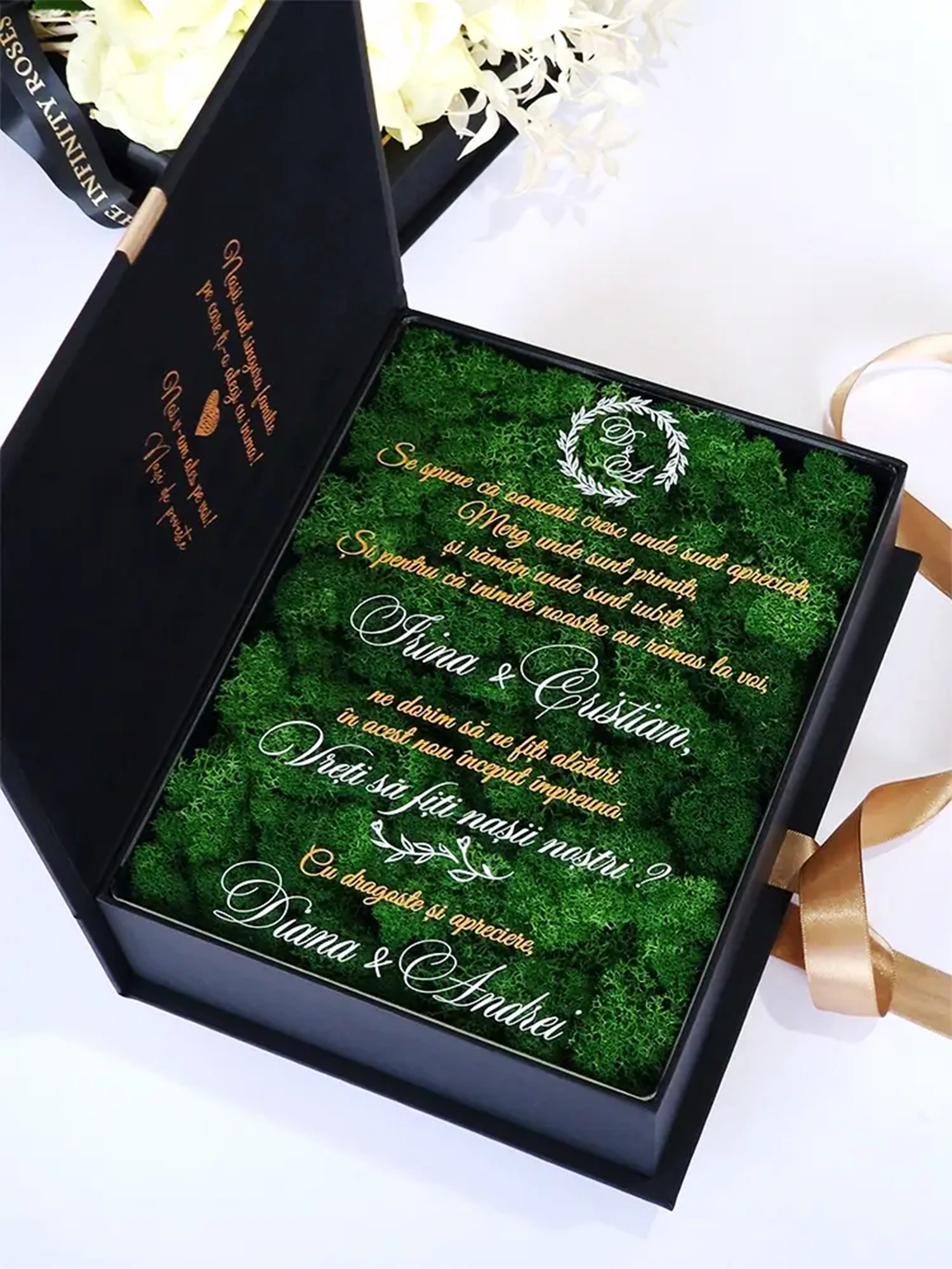 Cutie de cerere pentru nașii de cununie din colecția Black Couture Éternité Speciale, decorata cu licheni stabilizati si catifea premium.