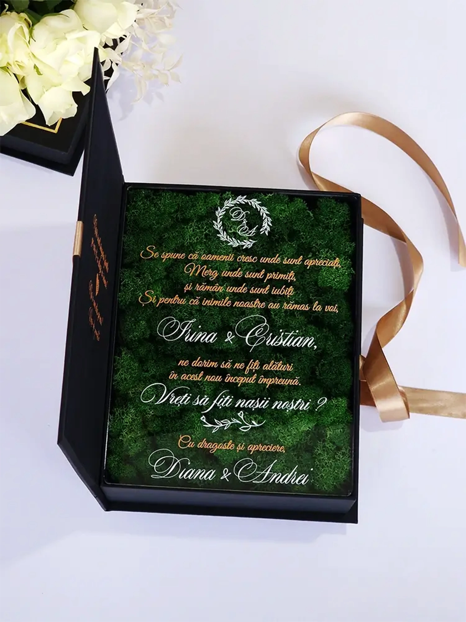 Cutie de cerere pentru nașii de cununie din colecția Black Couture Éternité Speciale, decorata cu licheni stabilizati si catifea premium.