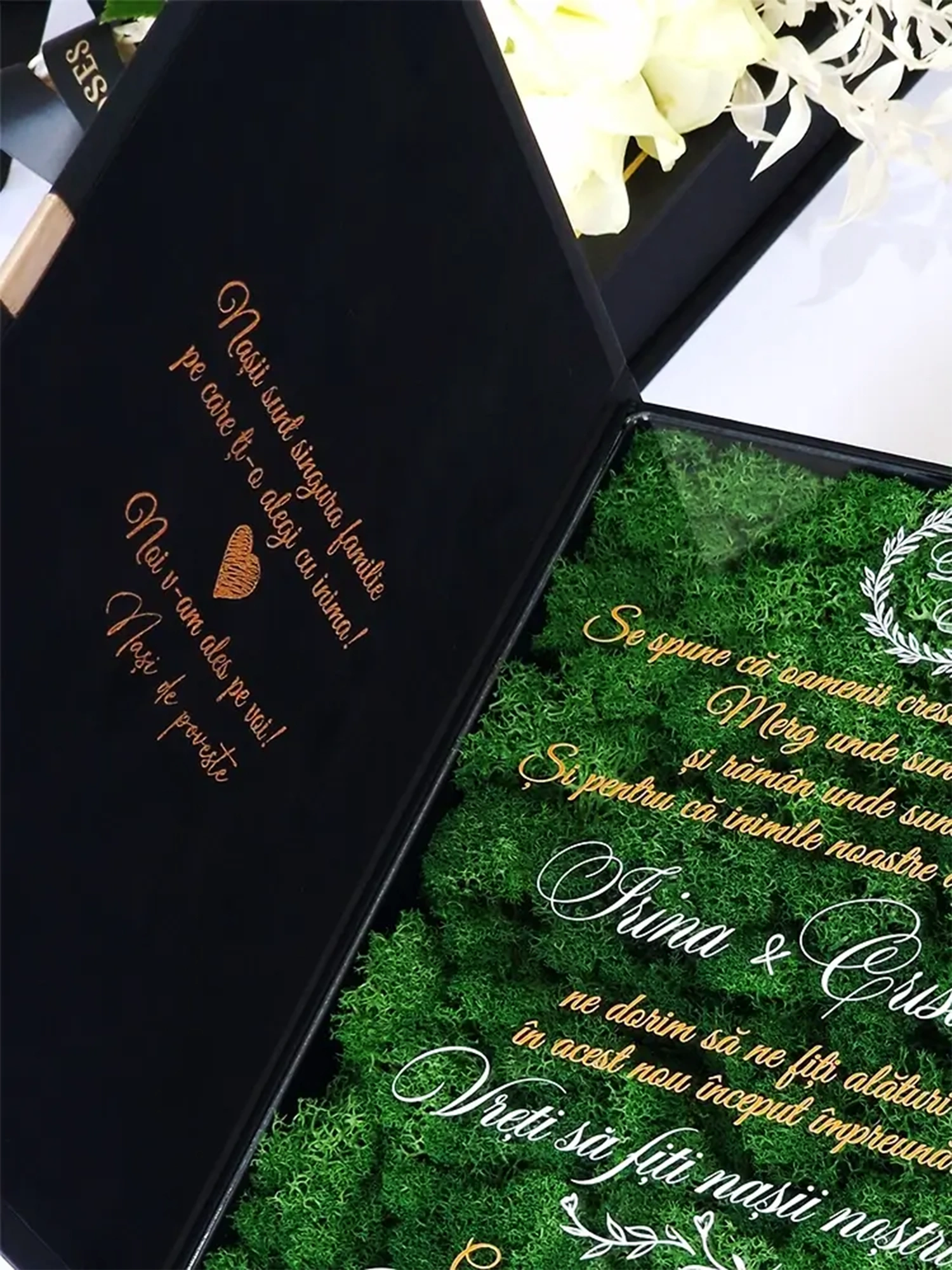 Cutie de cerere pentru nașii de cununie din colecția Black Couture Éternité Speciale, decorata cu licheni stabilizati si catifea premium.