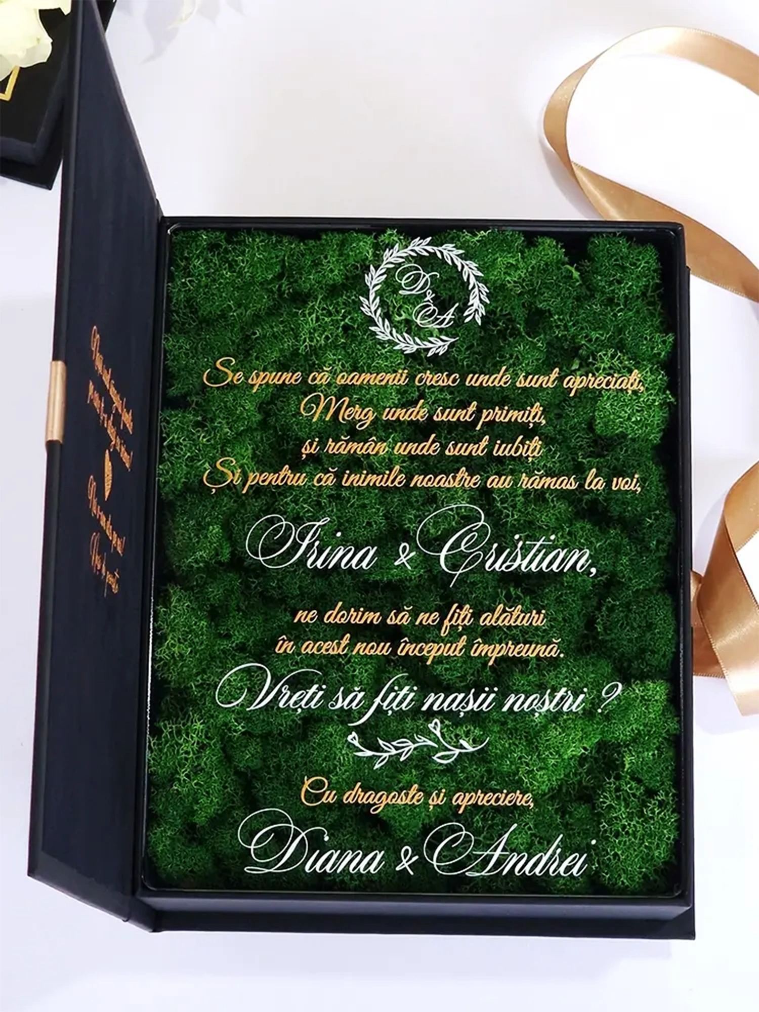 Cutie de cerere pentru nașii de cununie din colecția Black Couture Éternité Speciale, decorata cu licheni stabilizati si catifea premium.
