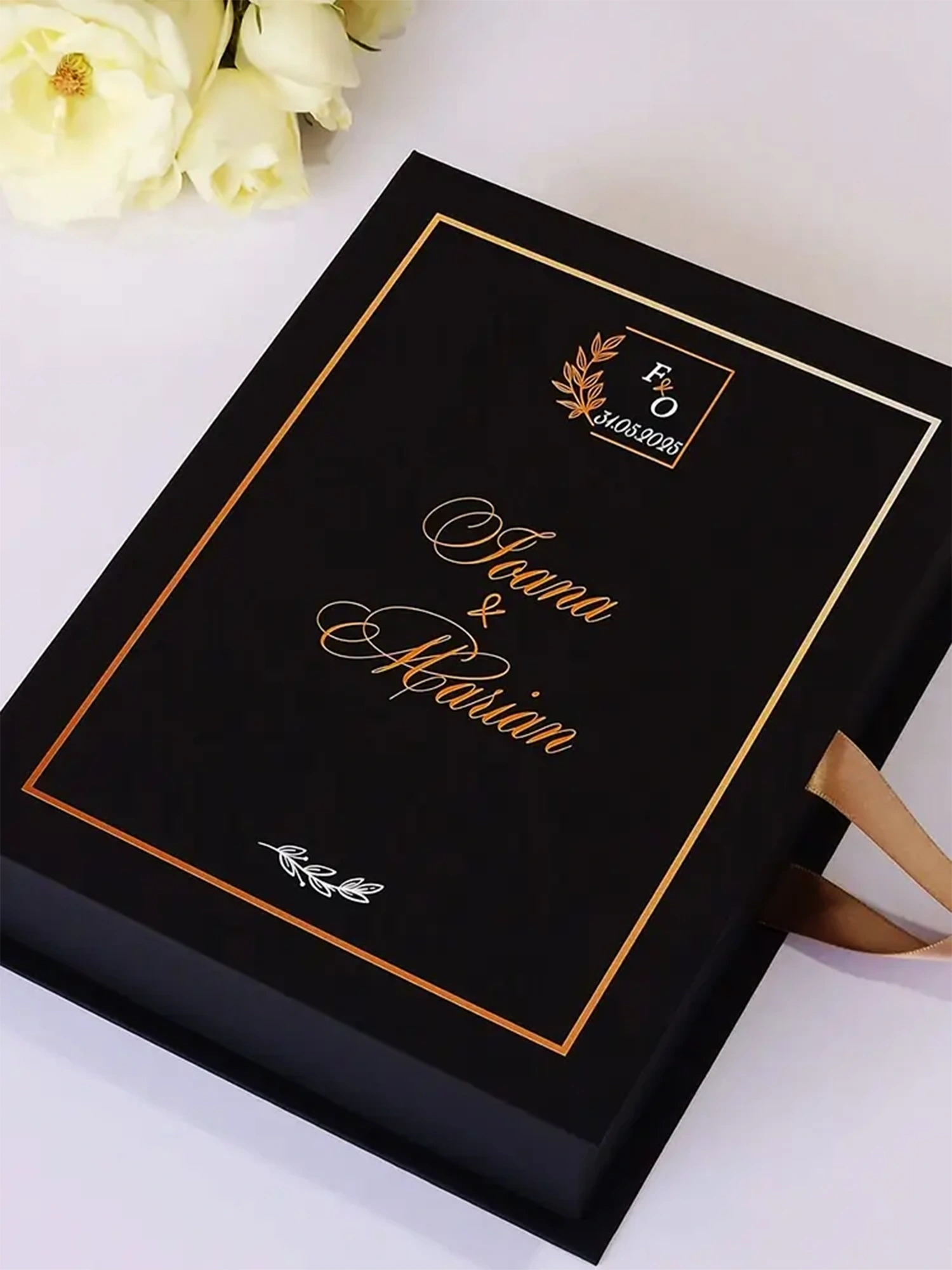 Cutie de cerere pentru nașii de cununie din colecția Black Couture Éternité Speciale, decorata cu licheni stabilizati si catifea premium.