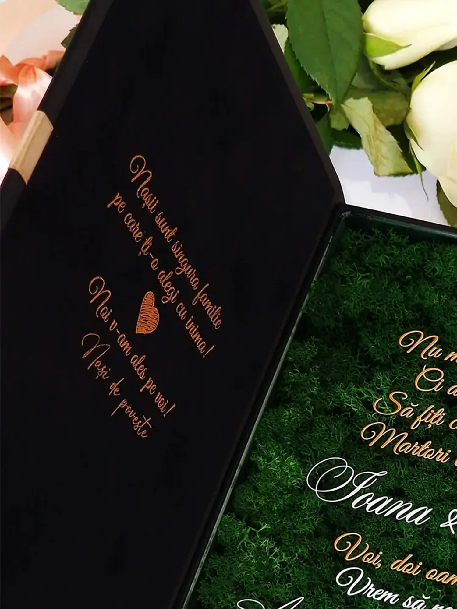 Cutie de cerere pentru nașii de cununie din colecția Black Couture Éternité Speciale, decorata cu licheni stabilizati si catifea premium.