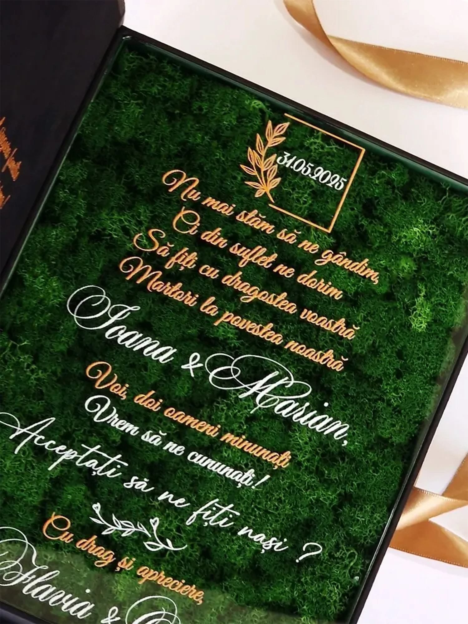 Cutie de cerere pentru nașii de cununie din colecția Black Couture Éternité Speciale, decorata cu licheni stabilizati si catifea premium.