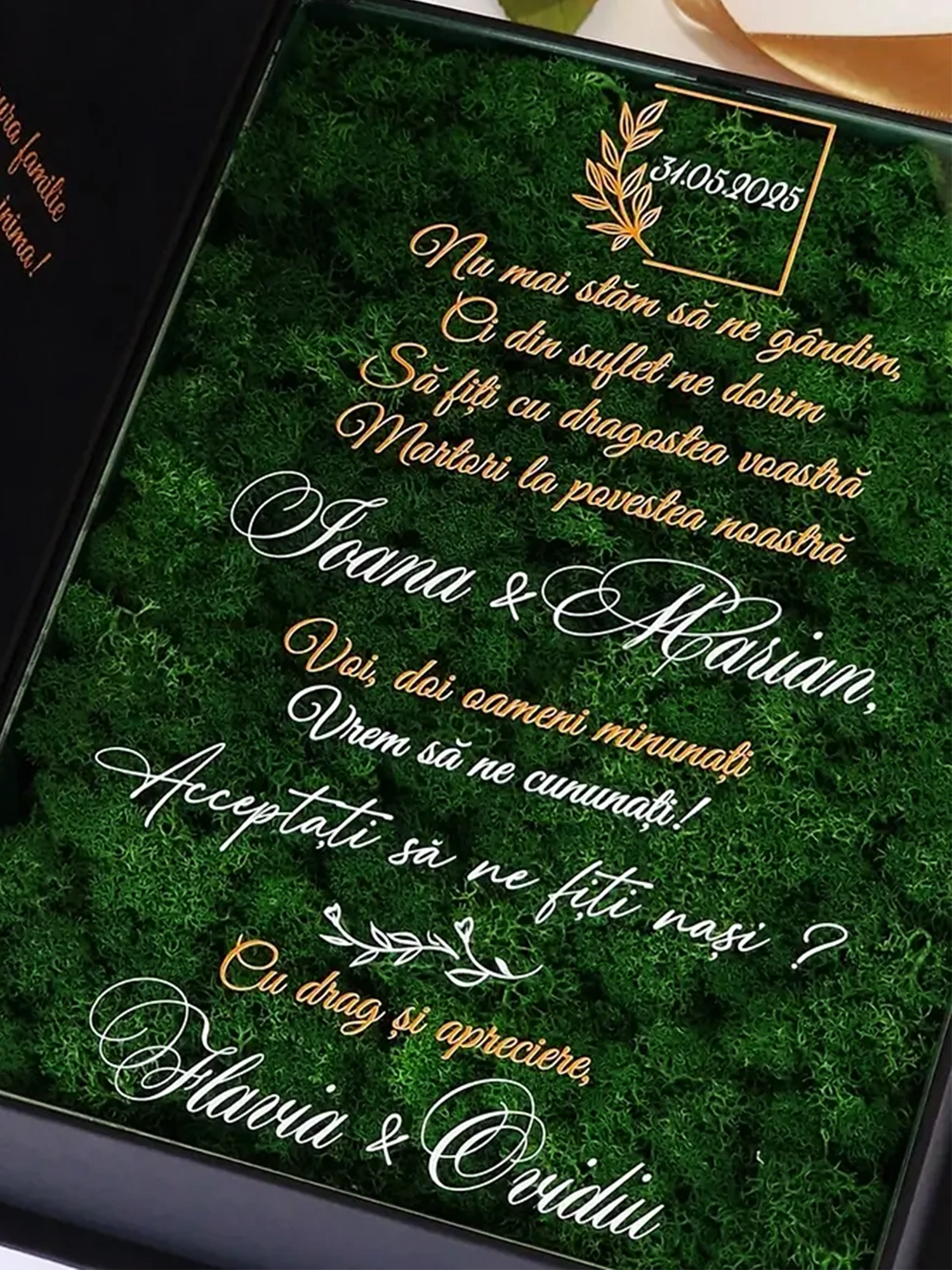 Cutie de cerere pentru nașii de cununie din colecția Black Couture Éternité Speciale, decorata cu licheni stabilizati si catifea premium.