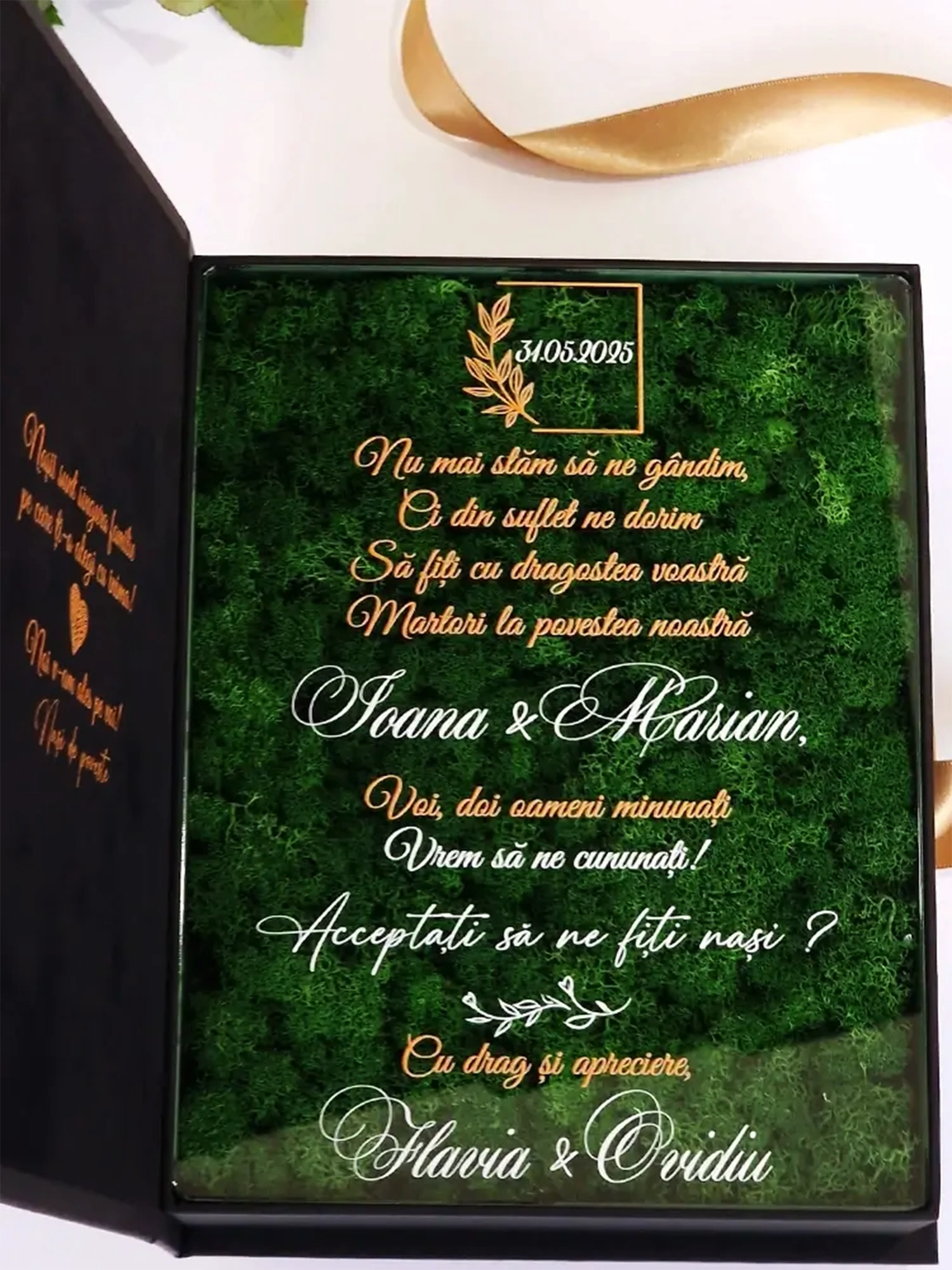 Cutie de cerere pentru nașii de cununie din colecția Black Couture Éternité Speciale, decorata cu licheni stabilizati si catifea premium.