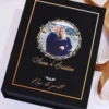 Cutie de cerere pentru nașii de cununie din colecția Black Couture Éternité Speciale, decorata cu licheni stabilizati si catifea premium.