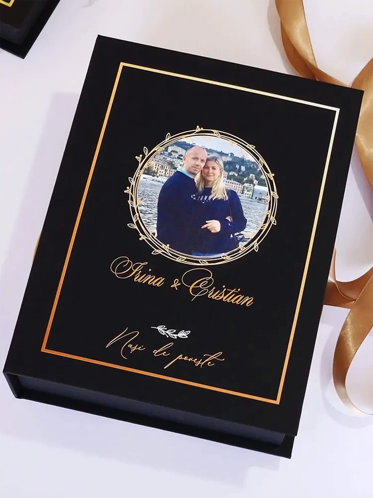 Cutie de cerere pentru nașii de cununie din colecția Black Couture Éternité Speciale, decorata cu licheni stabilizati si catifea premium.