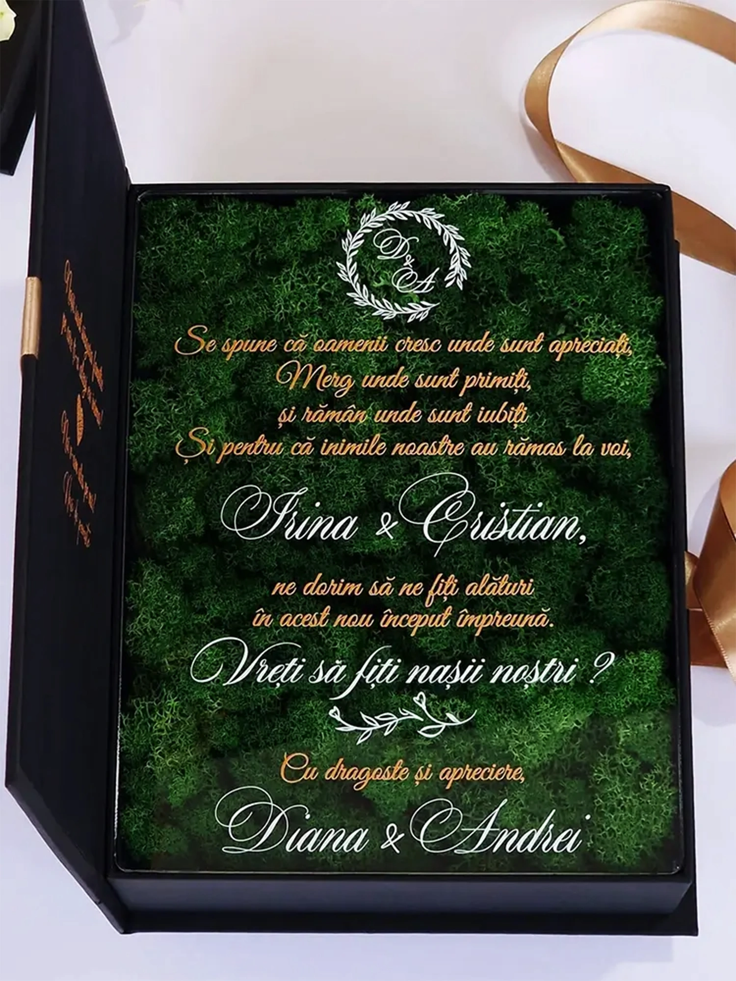 Cutie de cerere pentru nașii de cununie din colecția Black Couture Éternité Speciale, decorata cu licheni stabilizati si catifea premium.