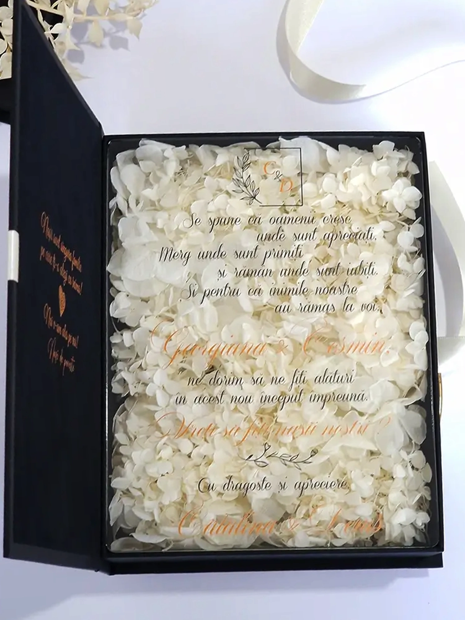 Black Couture Majesté Speciale No.1, cutie in editie speciala pentru cererea nasilor de cununie, decorata cu hortensie criogenata si catifea premium