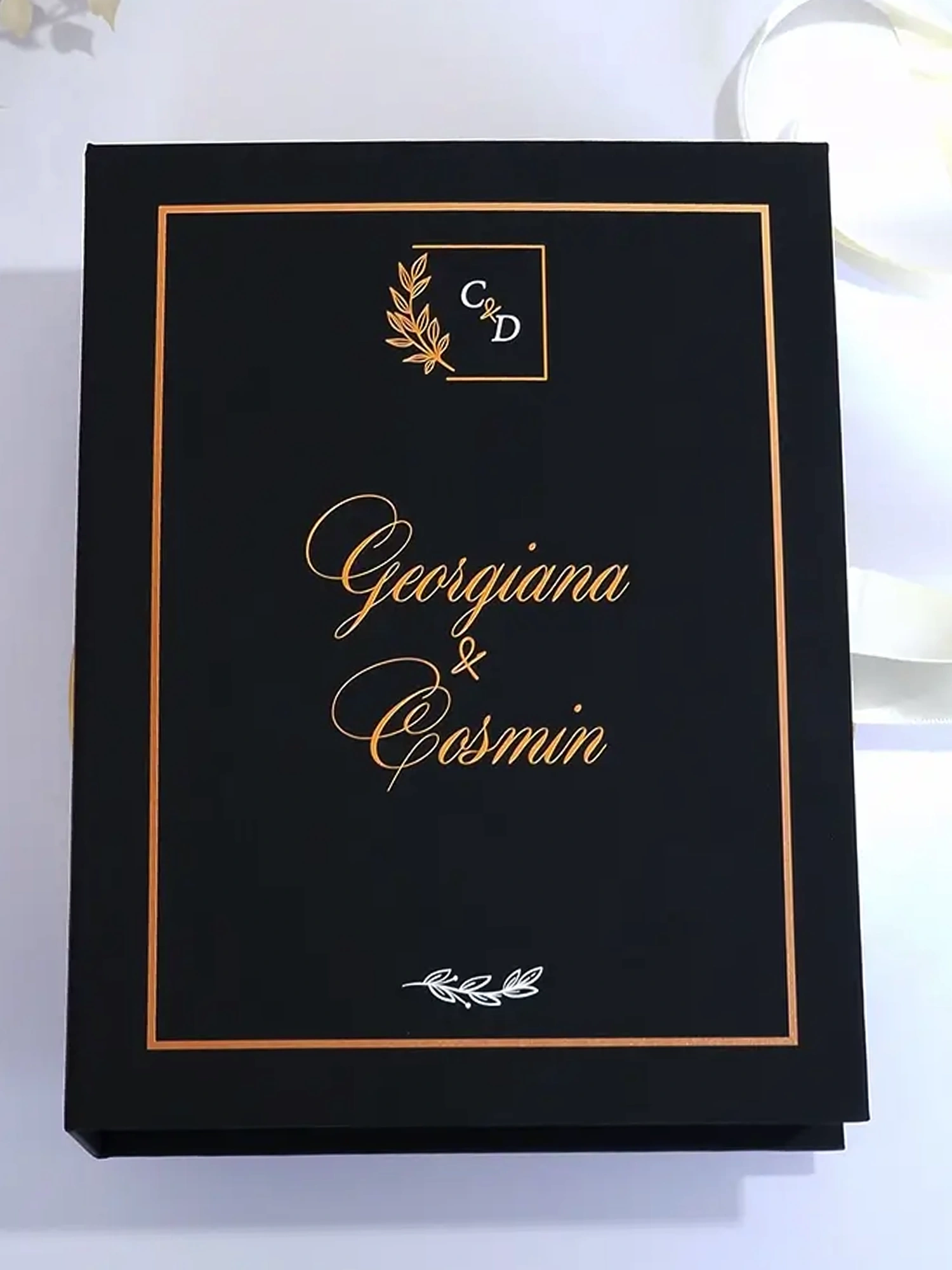 Black Couture Majesté Speciale No.1, cutie in editie speciala pentru cererea nasilor de cununie, decorata cu hortensie criogenata si catifea premium