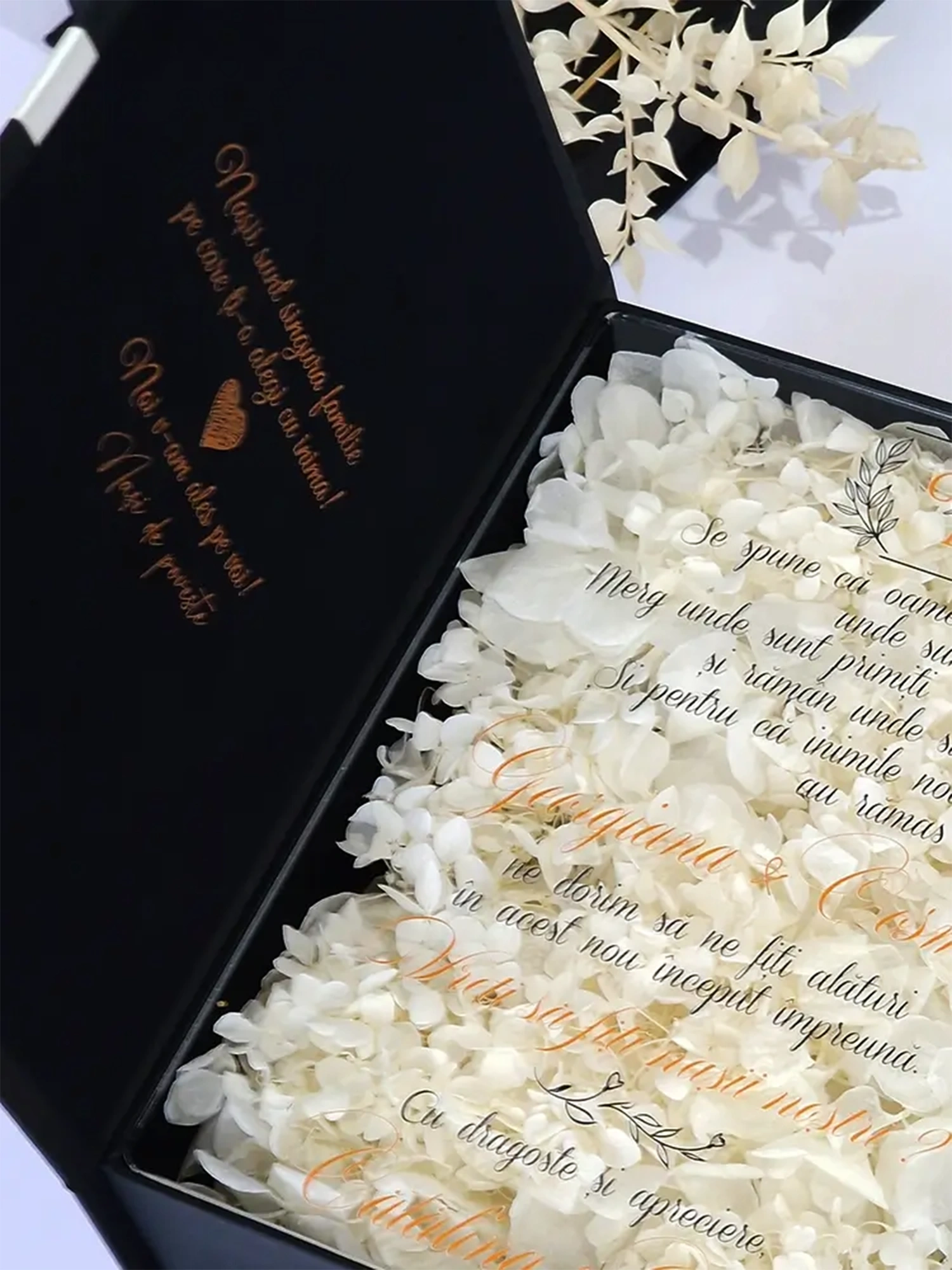 Black Couture Majesté Speciale No.1, cutie in editie speciala pentru cererea nasilor de cununie, decorata cu hortensie criogenata si catifea premium