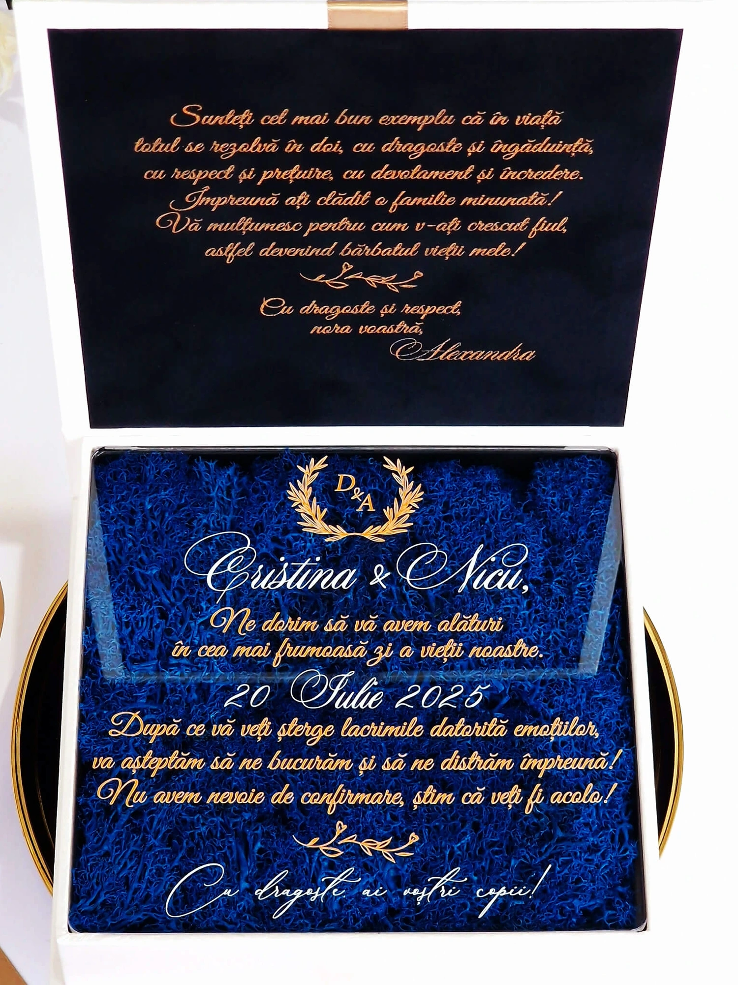 Cutie luxury pentru invitatia de nunta, realizata manual cu interior din catifea premium de la celebra casa Prelle si decorat cu licheni stabilizati Verdissimo.
