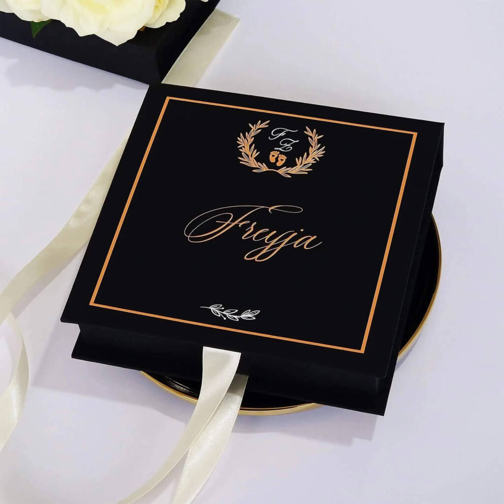 Cutie pentru cererea nasilor de botez din colectia Black Couture, decorata cu catifea neagra premium.