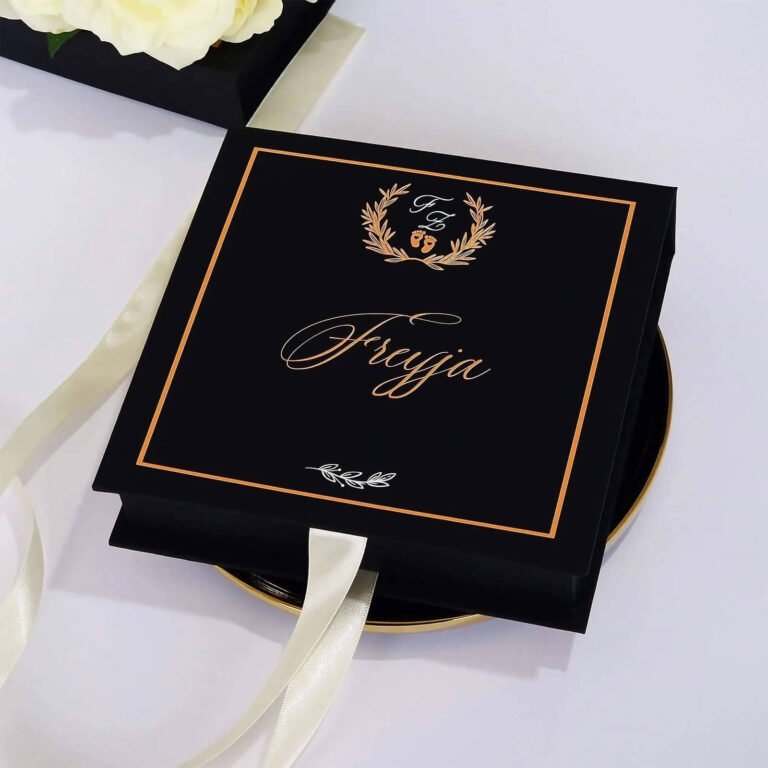 Cutie pentru cererea nasilor de botez din colectia Black Couture, decorata cu catifea neagra premium.