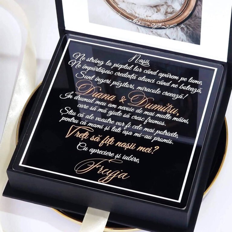 Cutie pentru cererea nasilor de botez din colectia Black Couture, decorata cu catifea neagra premium.