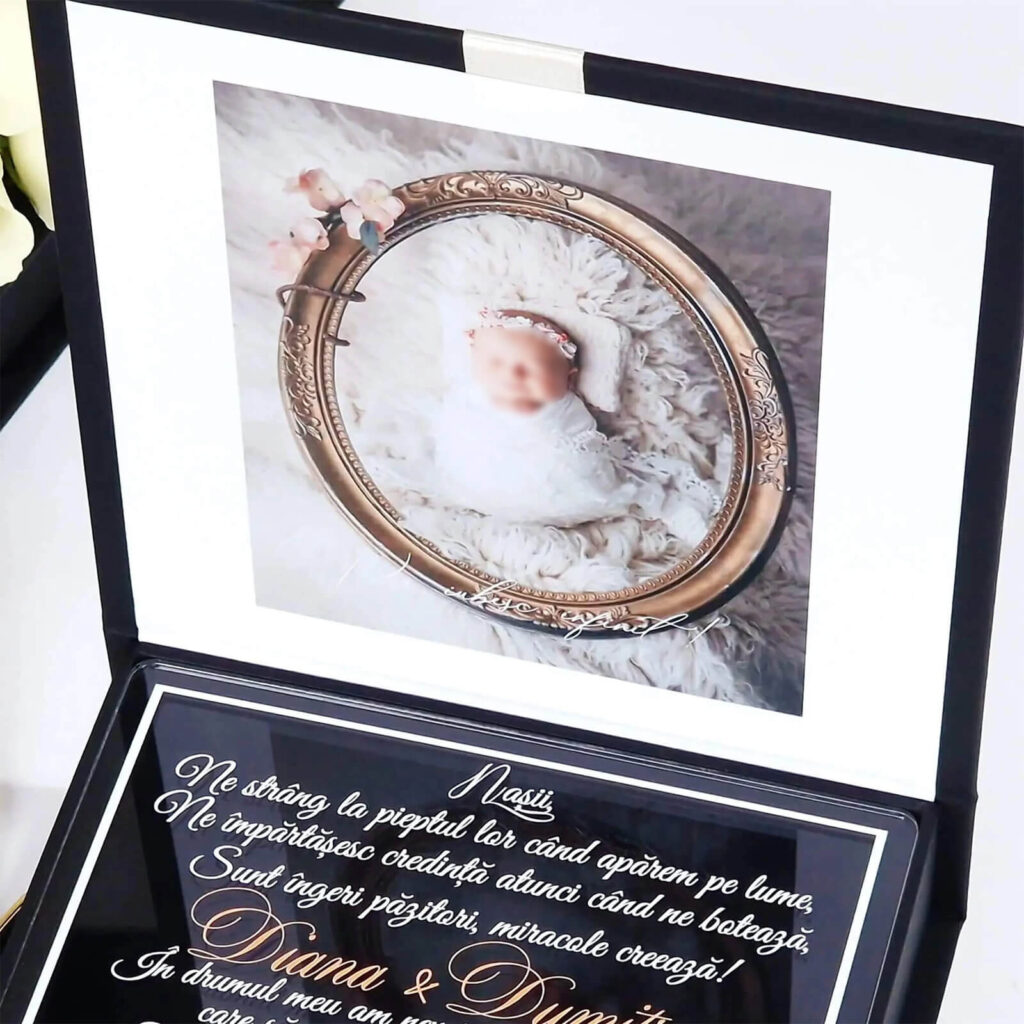 Cutie pentru cererea nasilor de botez din colectia Black Couture, decorata cu catifea neagra premium.