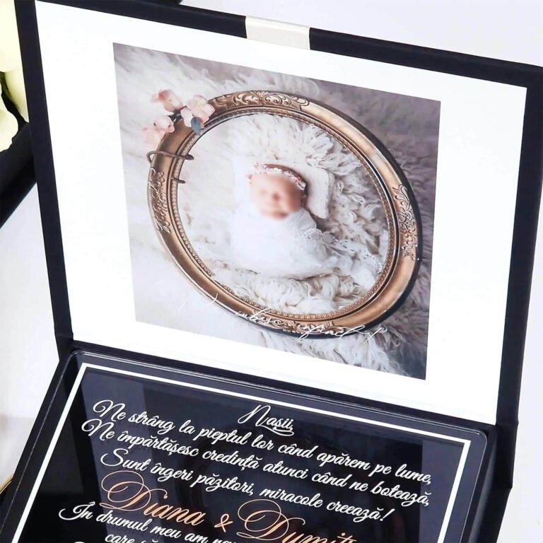 Cutie pentru cererea nasilor de botez din colectia Black Couture, decorata cu catifea neagra premium.